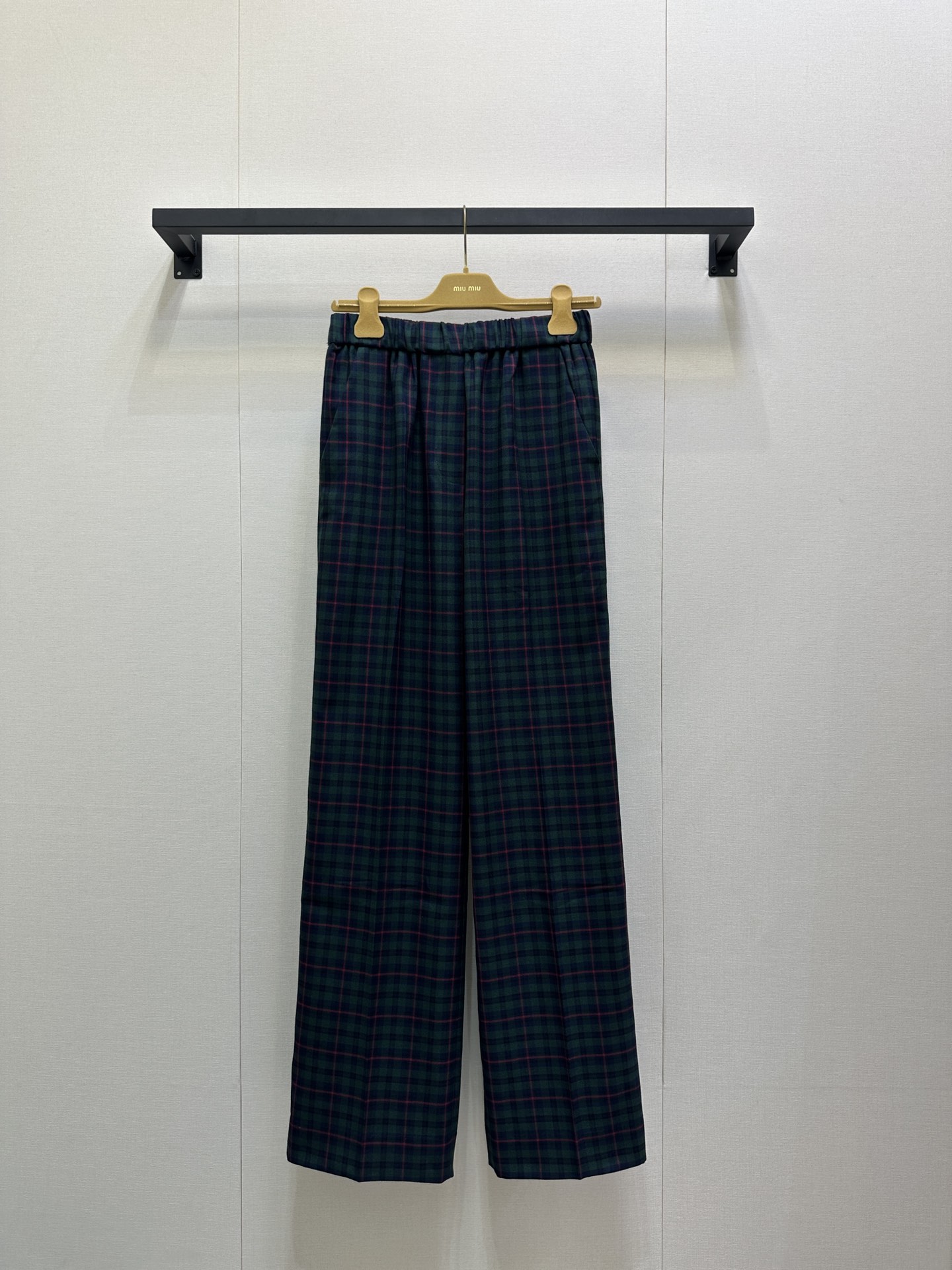 NO:565648,MiuMi* 25Fw early autumn new retro plaid wool trousers丨originally developed!  High quality production!  The wool worsted fabric is crisp and stylish, with a dark green and red-brown retro plaid pattern. It comes with a British retro filter, which is visually eye-catching but not ostentatious. The three-dimensional embroidery on the back waist, paired with a short plaid shirt of the same series, creates a girlish and fashionable symbiosis!  Ready-made S/M/L large goods, real shots,,miumiu,shirts,alexander wang19860909MiuMi* 25Fw早秋新款 复古格纹羊毛长裤丨原版开发！高版出品！羊毛精纺面料挺括有型,深绿与红棕交织的复古格纹,自带英伦复古滤镜,视觉上吸睛却不张扬；后腰立体刺绣,搭配同系列格纹短款衬衫,少女率性的时髦共生！现货发售S/M/L大货实拍,,miumiu,shirts,alexander wang,Women's clothing