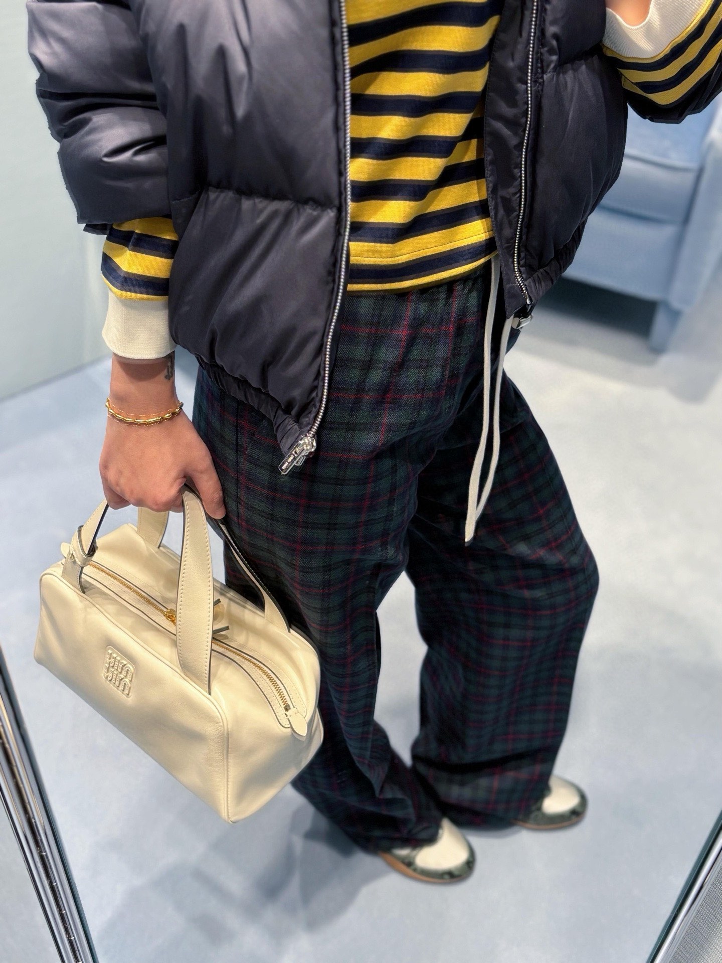 NO:565654,MiuMi* 25Fw early autumn new retro plaid wool trousers丨originally developed!  High quality production!  The wool worsted fabric is crisp and stylish, with a dark green and red-brown retro plaid pattern. It comes with a British retro filter, which is visually eye-catching but not ostentatious. The three-dimensional embroidery on the back waist, paired with a short plaid shirt of the same series, creates a girlish and fashionable symbiosis!  Available in stock S/M/L,,miumiu,shirts,alexander wang19860909MiuMi* 25Fw早秋新款 复古格纹羊毛长裤丨原版开发！高版出品！羊毛精纺面料挺括有型,深绿与红棕交织的复古格纹,自带英伦复古滤镜,视觉上吸睛却不张扬；后腰立体刺绣,搭配同系列格纹短款衬衫,少女率性的时髦共生！现货发售S/M/L,,miumiu,shirts,alexander wang,Women's clothing