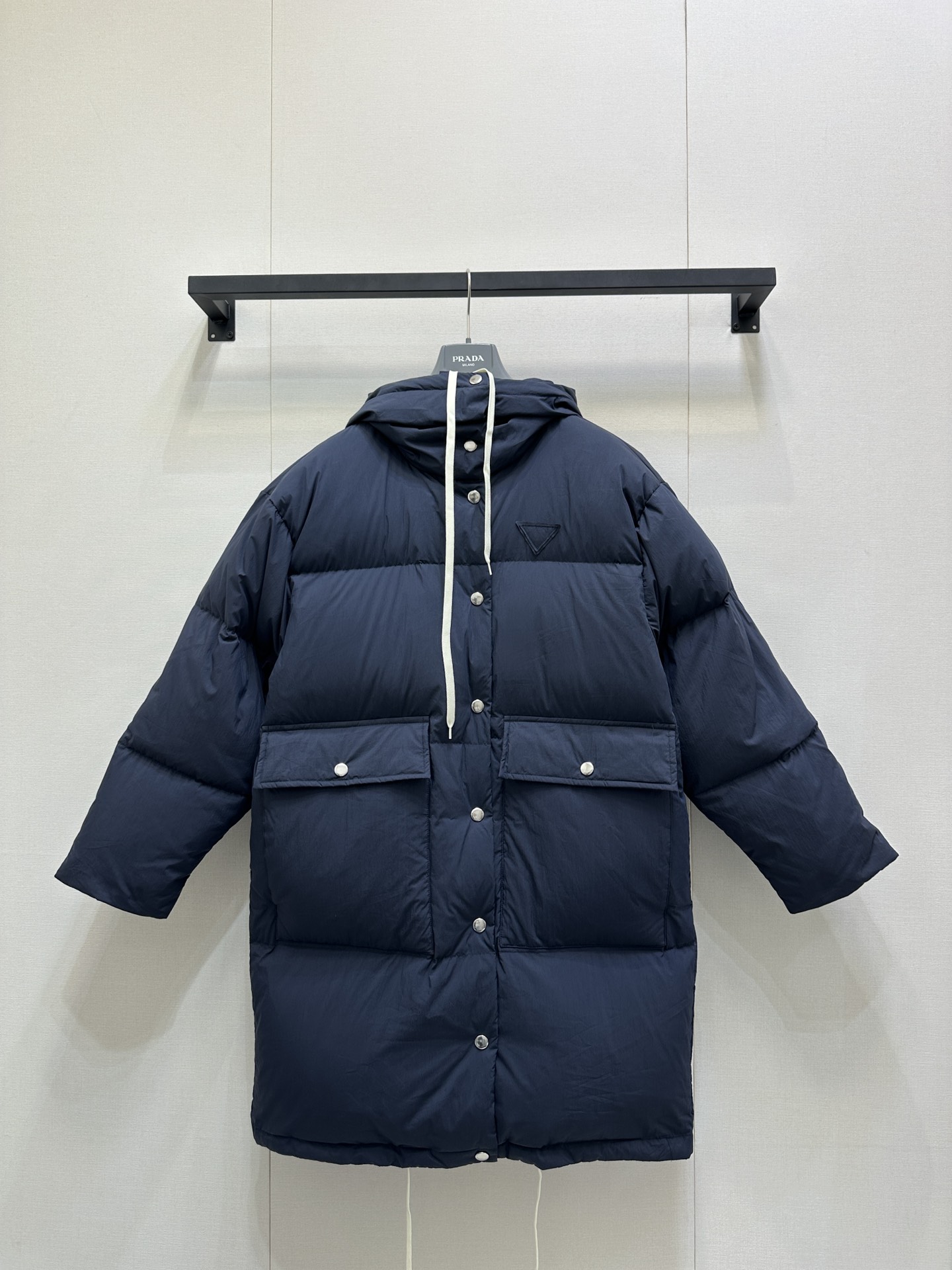 NO:567620,Comes with dust bag Prad* 25Fw new autumn and winter long goose down down jacket丨Feather filling capacity 395g Original development!  High quality production!  It adopts a mid-length version, and the loose tailoring not only ensures the warmth of winter wear, but also gives the shape a casual and lazy style. The large pocket element is highly recognizable, which not only improves the practicality, but also adds a tough sense of workwear style to the overall shape; the hooded design  The design is paired with a white drawstring, which highlights the vitality in the details and enhances the windproof and warm performance. Whether it is for daily outings or creating a high-end look, it can be easily controlled. Ready-made S/M/L large goods, real shots, prada, jackets  & coats,down jacket,hats,alexander wang19860909配防尘袋 Prad* 25Fw秋冬新款 长款鹅绒羽绒服外套丨充绒量395克 原版开发！高版出品！采用中长款版型,宽松的剪裁既保障了冬日穿搭的保暖性,又赋予造型随性慵懒的风格.大口袋元素极具辨识度,不仅提升了实用性,还为整体造型增添了工装风的硬朗感；连帽设计搭配白色抽绳,细节处彰显活力,同时增强了防风保暖性能.无论是日常出街还是打造高级感造型,都能轻松驾驭.现货发售S/M/L大货实拍,,prada,jackets & coats,down jacket,hats,alexander wang,Women's clothing