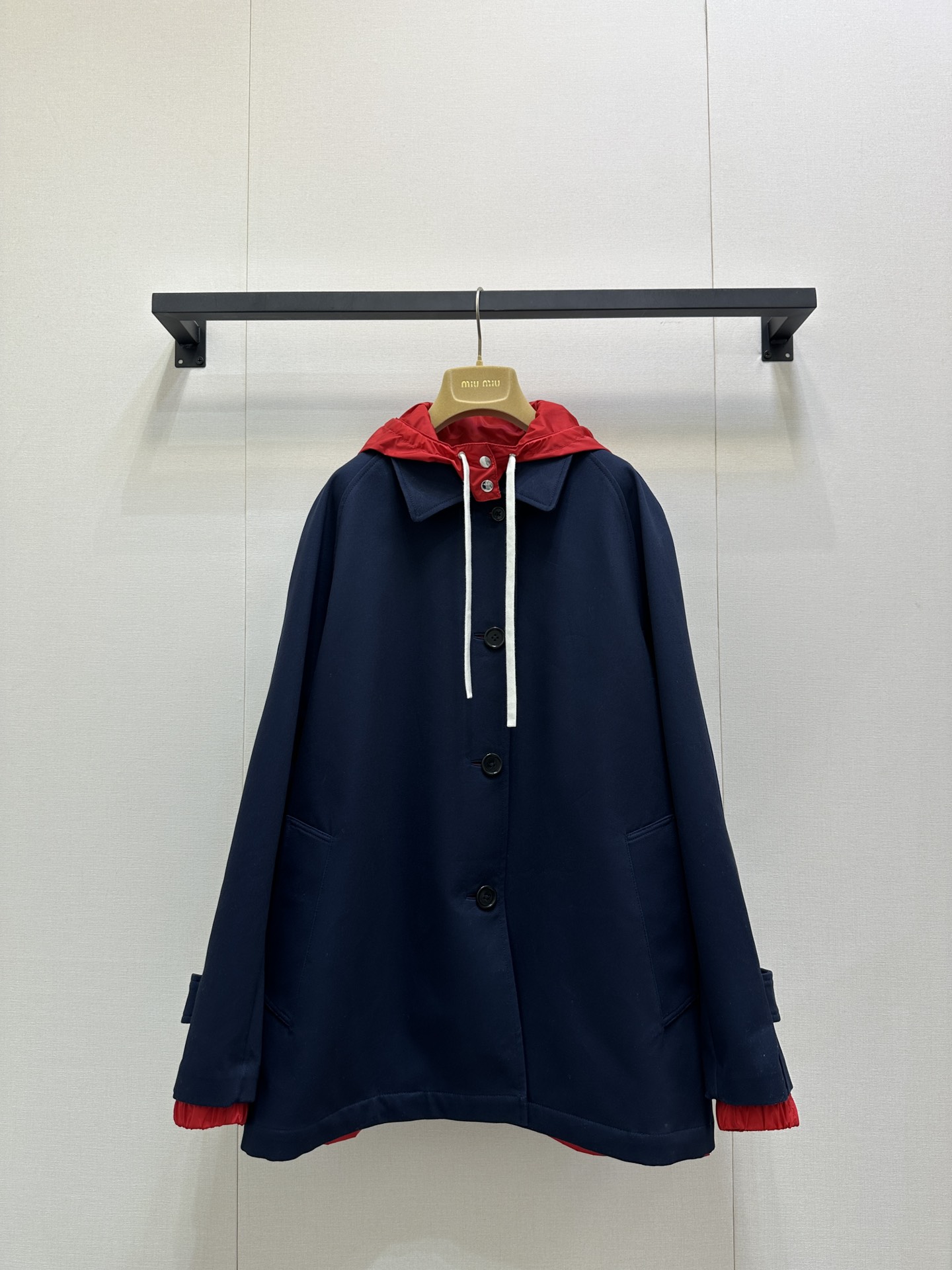 NO:568534,Miu Mi* 25Fw early autumn new style contrasting color hooded buttoned double-sided coat. Can be worn on both sides and developed from the original version!  High quality production!  Simple and versatile color system, you can match it with anything, and it can also create a capable temperament. The loose silhouette is casual and casual. The fake two-piece design of the cuffs weakens the toughness of the suit and adds a touch of trend. It is cool and rustic. The silhouette coat and jacket are perfect for commuting. Ready-made SML bulk real shot (double-sided coat),,miumiu,jackets & coats,business suit,hats,alexander wang19860909Miu Mi* 25Fw早秋新款 撞色连帽排扣双面大衣外套.可双面穿原版开发！高版出品！简约百搭的色系 随便搭配也不会出错 还能营造出干练的气质 宽松廓形休闲随意 袖口假两件设计 弱化西装硬朗感 更添一丝潮流 酷飒兼备 廓形感大衣外套 通勤外搭绝绝子 现货 SML大货实拍（双面大衣）,,miumiu,jackets & coats,business suit,hats,alexander wang,Women's clothing