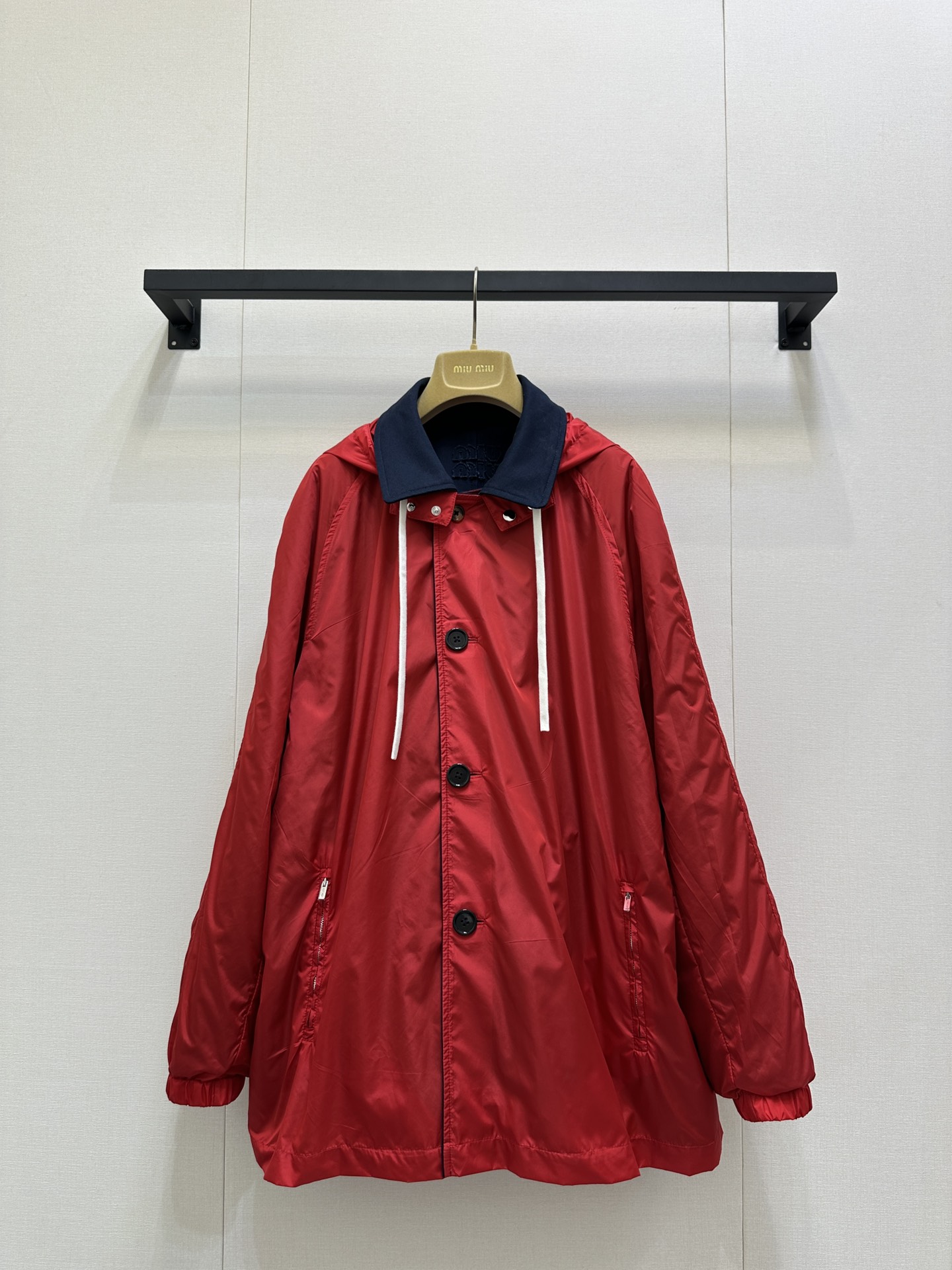 NO:568496,Miu Mi* 25Fw early autumn new style contrasting color hooded buttoned double-sided coat. Can be worn on both sides and developed from the original version!  High quality production!  Simple and versatile color system, you can match it with anything, and it can also create a capable temperament. The loose silhouette is casual and casual. The fake two-piece design of the cuffs weakens the toughness of the suit and adds a touch of trend. It is cool and rustic. The silhouette coat and jacket are perfect for commuting. Ready-made SML bulk real shot (double-sided coat),,miumiu,jackets & coats,business suit,hats,alexander wang19860909Miu Mi* 25Fw早秋新款 撞色连帽排扣双面大衣外套.可双面穿原版开发！高版出品！简约百搭的色系 随便搭配也不会出错 还能营造出干练的气质 宽松廓形休闲随意 袖口假两件设计 弱化西装硬朗感 更添一丝潮流 酷飒兼备 廓形感大衣外套 通勤外搭绝绝子 现货 SML大货实拍（双面大衣）,,miumiu,jackets & coats,business suit,hats,alexander wang,Women's clothing