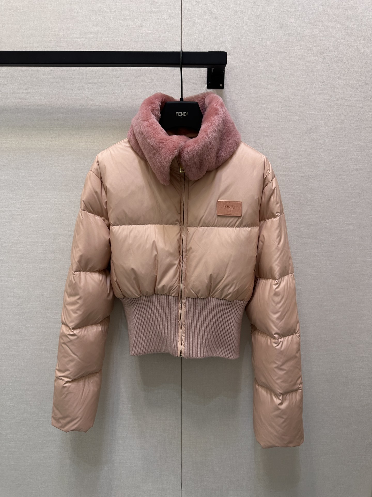 NO:569559,Equipped with a dust bag, FD Fendi pink wool collar ski jacket, down jacket, waist-cinching upper body, perfect body line proportions, and a real wool collar at the neck for a unique texture!  A luxurious item that is heavy-duty but not too high-profile!  The hem has a ribbed knitted high-waist design of the same color, and the classic brand logo is embellished with leather stamps on the chest, highlighting the brand's charming personality!  The inner double F jacquard lining is matched, and the visual highlights are perfectly combined ~ a must-have item for white, rich and beautiful outfits!  1:1 awesome version, the latest autumn and winter items, look out for the exclusive high version SML real shots of large products, fendi, jackets & coats, down jacket, alexander wang19860909配防尘袋FD芬迪粉色羊毛领滑雪夹克羽绒棉服收腰版型上身掐出完美身线比例,领口真羊毛领质感绝绝子！重工又不显高调的显贵单品！下摆同色系罗纹针织高腰设计,胸前做经典品牌徽标皮革章仔点缀,突显品牌魅力个性！内里双F提花内衬搭配,视觉亮点完美结合～白富美穿搭必入单品！1:1超赞版型,秋冬最新单品,认准独家高版本 SML大货实拍,,fendi,jackets & coats,down jacket,alexander wang,Women's clothing