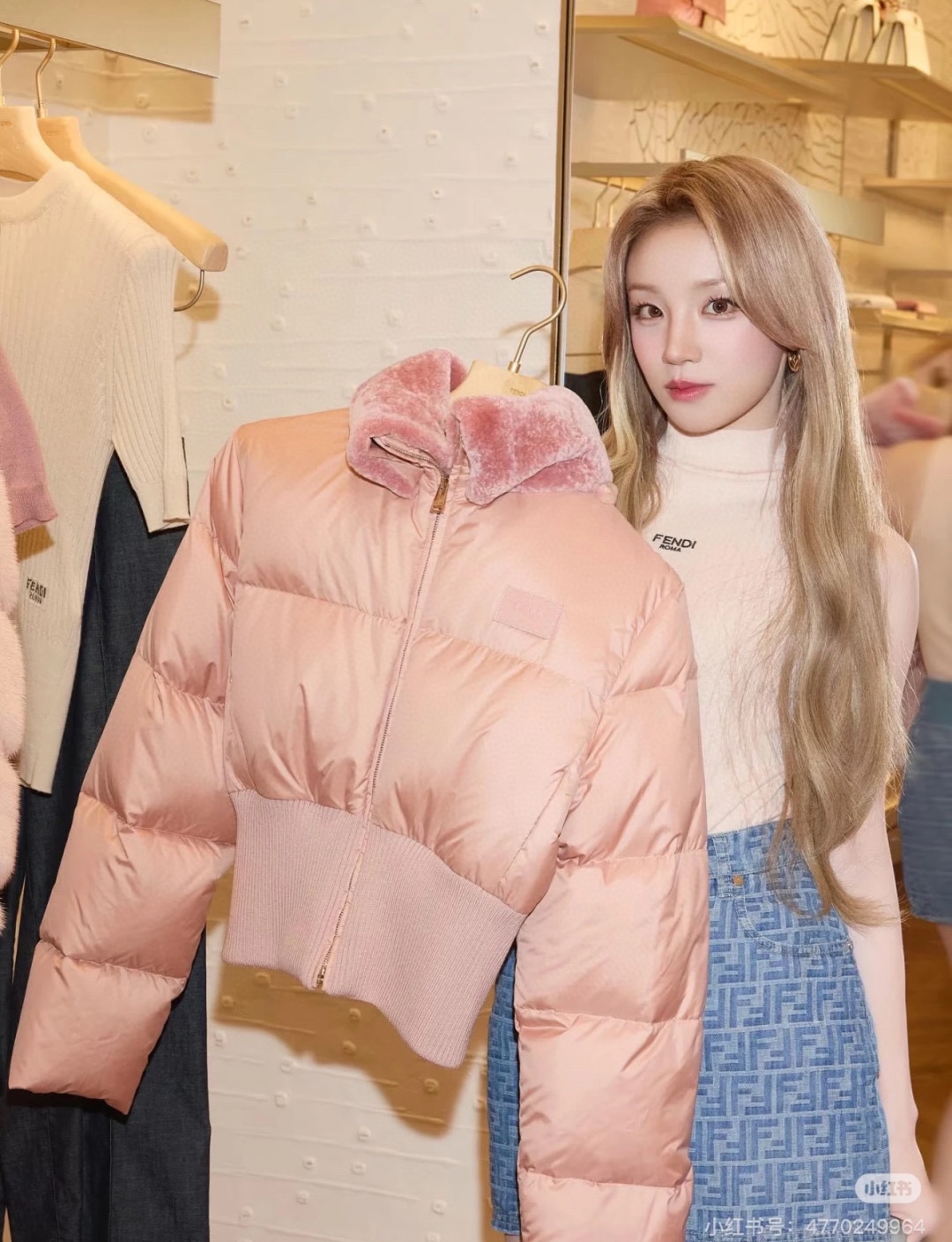 NO:569562,FD Fendi Pink Wool Collar Ski Jacket Down Jacket has a waist-cinching upper body that creates a perfect proportion of the body line, and the neckline is made of real wool and has a unique texture!  A luxurious item that is heavy-duty but not too high-profile!  The hem has a ribbed knitted high-waist design of the same color, and the classic brand logo is embellished with leather stamps on the chest, highlighting the brand's charming personality!  The inner double F jacquard lining is matched, and the visual highlights are perfectly combined ~ a must-have item for white, rich and beautiful outfits!  1:1 awesome version, the latest autumn and winter items, look out for the exclusive high version SML, fendi, jackets & coats, down jacket, alexander wang19860909FD芬迪粉色羊毛领滑雪夹克羽绒棉服收腰版型上身掐出完美身线比例,领口真羊毛领质感绝绝子！重工又不显高调的显贵单品！下摆同色系罗纹针织高腰设计,胸前做经典品牌徽标皮革章仔点缀,突显品牌魅力个性！内里双F提花内衬搭配,视觉亮点完美结合～白富美穿搭必入单品！1:1超赞版型,秋冬最新单品,认准独家高版本 SML,,fendi,jackets & coats,down jacket,alexander wang,Women's clothing