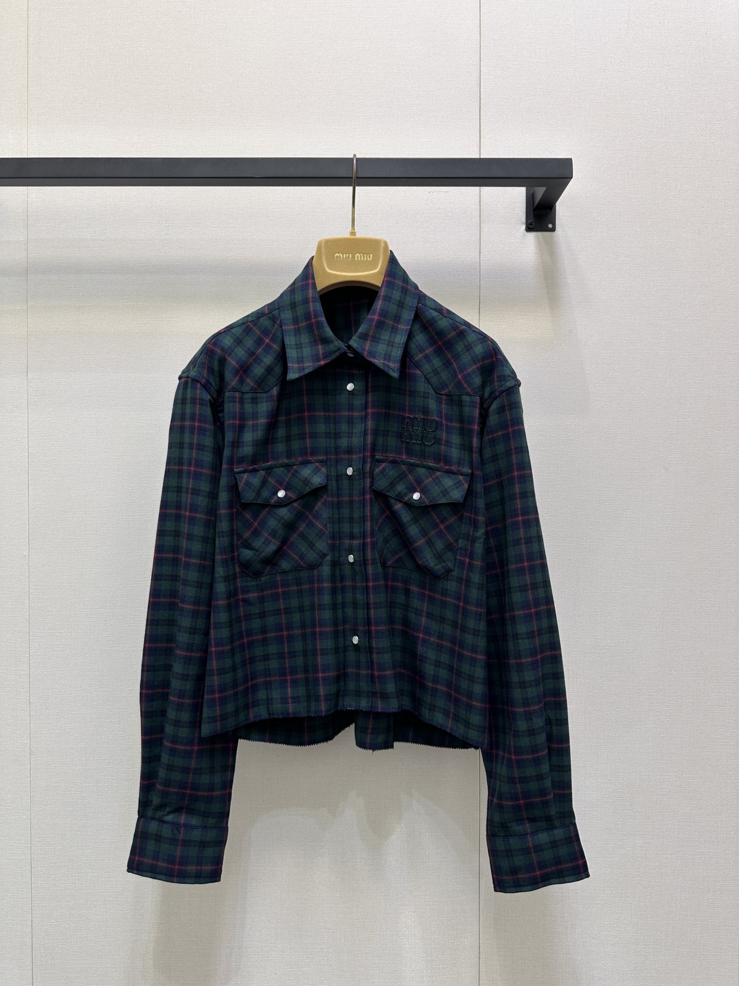 NO:569461,MiuMi* 25Fw early autumn new retro plaid short shirt丨Exclusively developed by yb!  High quality production!  The dark green and red-brown retro plaid pattern comes with an American retro filter, which is visually retro and eye-catching; the fabric is crisp and textured, and the letters are three-dimensionally embroidered on the chest!  Short off-shoulder cut, classic lapel + double pocket design, full of retro feel and practicality at the same time, it has highlights when worn alone or layered. Available in stock, S/M/L, large quantities, real shots,, miumiu, shirts, alexander wang19860909MiuMi* 25Fw早秋新款 复古格纹短款衬衫丨独家yb开发！高版出品！深绿与红棕交织的复古格纹,自带美式复古滤镜,视觉上复古又吸睛；面料挺括有质感,胸口立体刺绣字母！短款落肩剪裁,经典翻领+双口袋设计,复古感拉满的同时又添实用性,单穿叠穿都有亮点.现货发售S/M/L大货实拍,,miumiu,shirts,alexander wang,Women's clothing