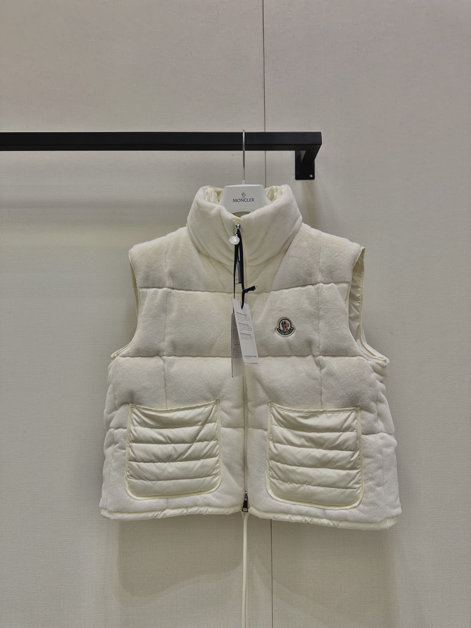 NO:569466,Comes with dust bag Moncle*25FW new autumn and winter style Velvet drawstring vest down jacket with pocket decoration, stand-up collar design to keep out wind and keep warm Logo badge embellishment Simple and high-end National standard 90 down filling Sufficient down filling Lightweight and warm and comfortable Complete custom hardware accessories Short version Elongated proportion The upper body is slim and versatile Color, khaki, white, code number 0 1 2 Actual photos of the goods,, jackets & coats, down jacket, alexander wang19860909配防尘袋 Moncle*25FW秋冬新款 口袋装饰丝绒抽绳马甲羽绒外套,立领设计挡风保暖 logo徽章点缀 简约又高级 国标90绒填充 充绒量足 轻盈保暖舒适 定制五金配件齐全 短款版型 拉长比例 上身显瘦又百搭 颜色,卡其色,白色,码数0 1 2大货实拍,,jackets & coats,down jacket,alexander wang,Women's clothing