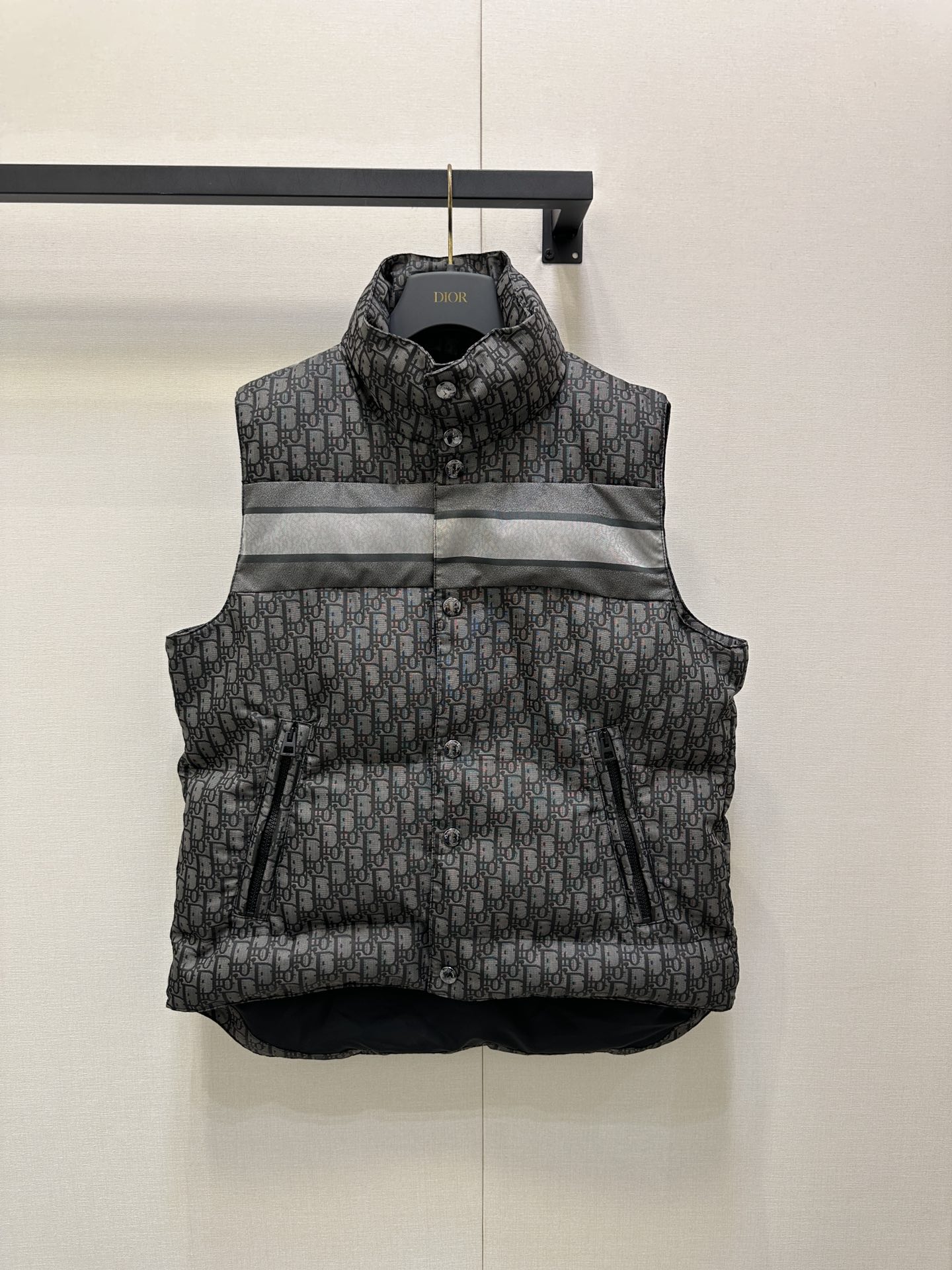 NO:569475,Original single high version with dust bag, exclusive first release of Di25 autumn and winter new style, popular down jacket vest, customized high-density technical taffeta jacquard fabric!  The classic stand-up collar H version is handsome and stylish!  90% white duck down is warm and light. The three-dimensional cut with short front and long back makes the upper body look slimmer. A must-have item for white and beautiful women!  Customized hardware accessories, workmanship quality depends on the details!  Actual shots of SML’s large products,,down jacket,alexander wang19860909配防尘袋原单高版本 独家首发Di25秋冬新款 爆款羽绒面包服马甲,定制高密度科技塔夫绸提花面料！经典立领H版型帅气又拉风 ！90白鸭绒保暖轻盈.前短后长立体剪裁版型上身巨显瘦.白富美必备单品！定制五金配件,做工品质看细节来！SML大货实拍,,down jacket,alexander wang,Women's clothing