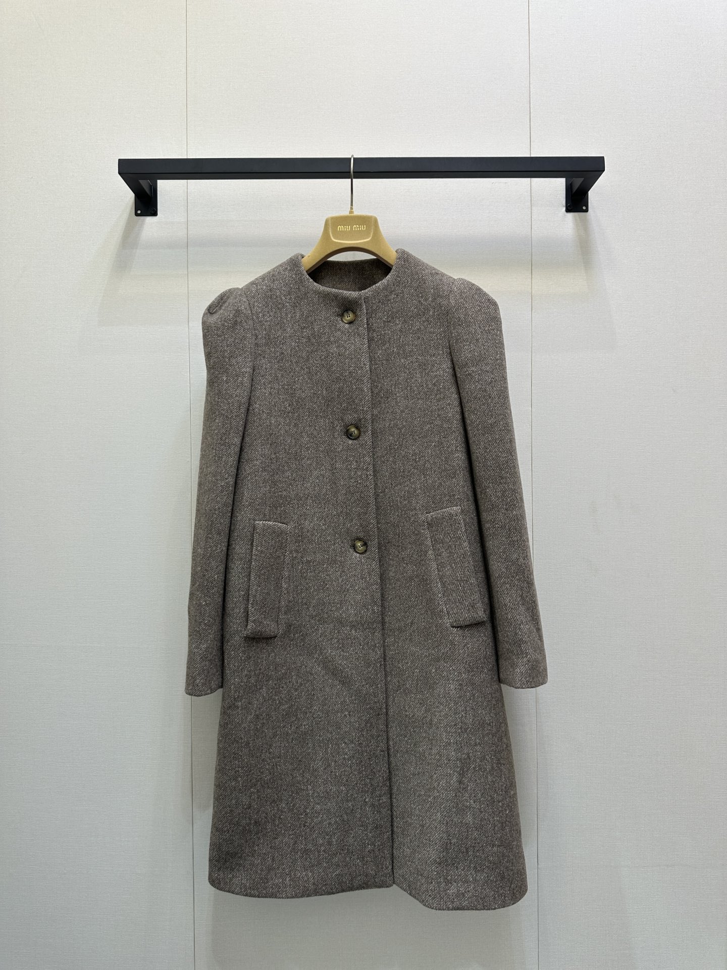 NO:575894,Comes with dust bag (coat) miu mi* 25FW new autumn and winter buttoned Maillard coat丨original development!  High quality production!  This set is simply an artifact of autumn and winter concave shape. It is both comfortable and practical. It is so rare that everyone must buy it. The overall feeling is unique and simple. Whether it is the clean tailoring or the exquisite processing of details, it is very clever to enhance the texture. The color and pattern are impeccable!  A set that has a high daily street appearance rate!  It's easy to grasp the details and the comfort is incredible!  SML real shots of large products,,miumiu,alexander wang19860909配防尘袋（大衣）miu mi* 25FW秋冬新款 排扣美拉德大衣丨原版开发！高版出品！这套简直就是秋冬凹造型神器舒适度与实穿性双双在线太难得了人手必入款 整体给人感觉特别的简约大气无论是干净利落的剪裁还是在细节的精致处理都十分巧妙提升质感颜色跟版型都无可挑剔！一套日常出街率超高！轻松拿捏细节到位 舒适度爆表闭眼入！SML大货实拍,,miumiu,alexander wang,Women's clothing