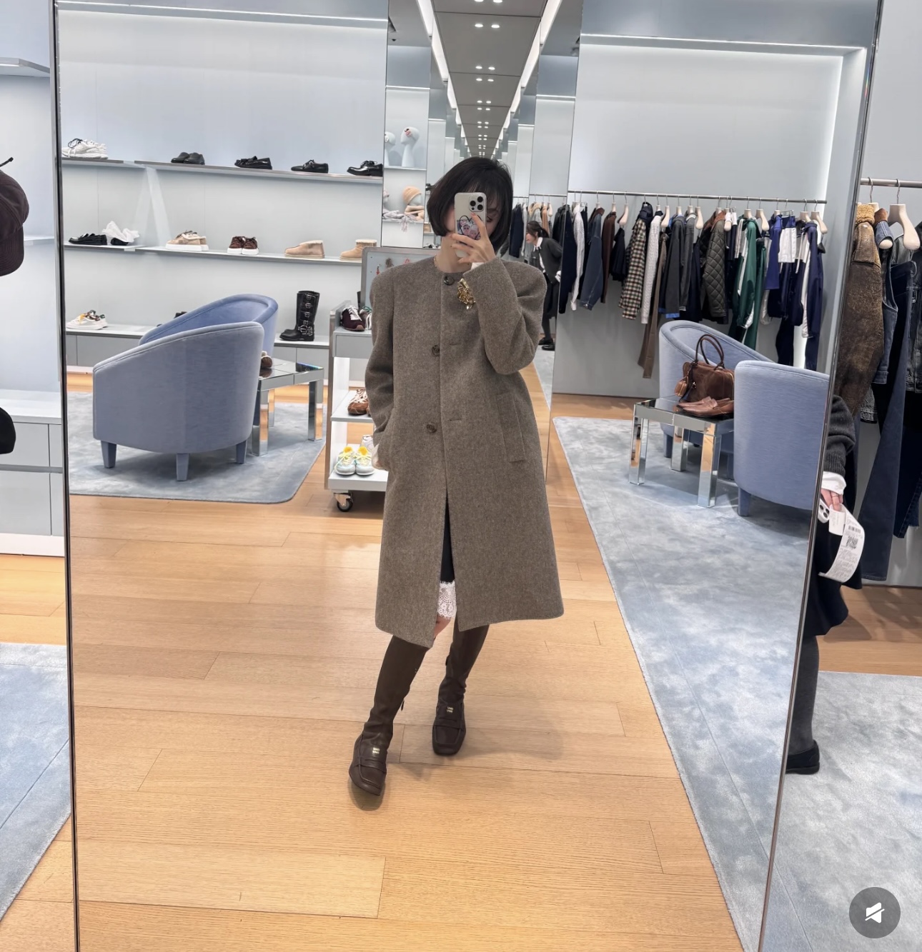 NO:575897,(Coat) miu mi* 25FW new autumn and winter style breasted Maillard coat丨originally developed!  High quality production!  This set is simply an artifact of autumn and winter concave shape. It is both comfortable and practical. It is so rare that everyone must buy it. The overall feeling is unique and simple. Whether it is the clean tailoring or the exquisite processing of details, it is very clever to enhance the texture. The color and pattern are impeccable!  A set that has a high daily street appearance rate!  It's easy to grasp the details and the comfort is incredible!  SML,,miumiu,alexander wang19860909（大衣）miu mi* 25FW秋冬新款 排扣美拉德大衣丨原版开发！高版出品！这套简直就是秋冬凹造型神器舒适度与实穿性双双在线太难得了人手必入款 整体给人感觉特别的简约大气无论是干净利落的剪裁还是在细节的精致处理都十分巧妙提升质感颜色跟版型都无可挑剔！一套日常出街率超高！轻松拿捏细节到位 舒适度爆表闭眼入！SML,,miumiu,alexander wang,Women's clothing