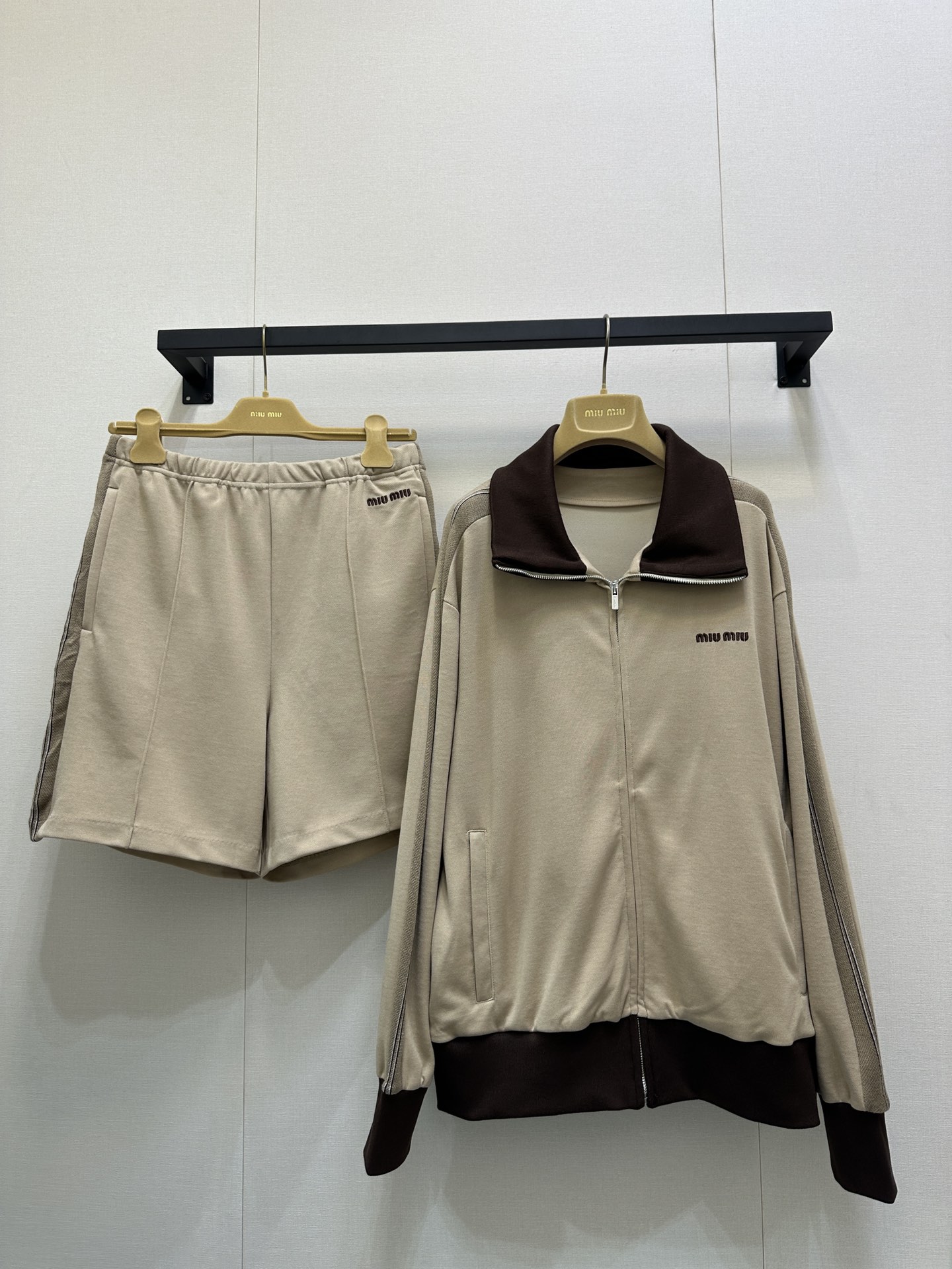 NO:576052,Jacket Miumi* 25FW early autumn new sports style thin zipper jacket shorts set丨originally developed!  High quality production!  The same style for men and women, with contrasting collar and cuffs, and dark brown as the main tone of khaki, instantly full of retro texture; the low-key brand logo on the chest of the jacket is simple but highly recognizable. The suit adopts a combination of zipper jacket + shorts, and the neat silhouette adapts to the body shapes of men and women. It cleverly combines the casualness of sports style with the light luxury retro of Miu style, creating an effortless sense of luxury. Ready for sale S/M/L large goods real shot, miumiu, shorts, jackets &  coats,alexander wang19860909外套 Miumi* 25FW早秋新款 运动风薄款拉链外套短裤套装丨原版开发！高版出品！男女同款,撞色领边与袖口,以深棕勾勒卡其主调,复古质感瞬间拉满；外套胸口低调品牌标识,简约却极具辨识度.套装采用拉链外套+短裤的组合形式,利落廓形适配男女身形,将运动风的随性与Miu式的轻奢复古巧妙融合,打造出毫不费力的高级感.现货发售S/M/L大货实拍,,miumiu,shorts,jackets & coats,alexander wang,Women's clothing