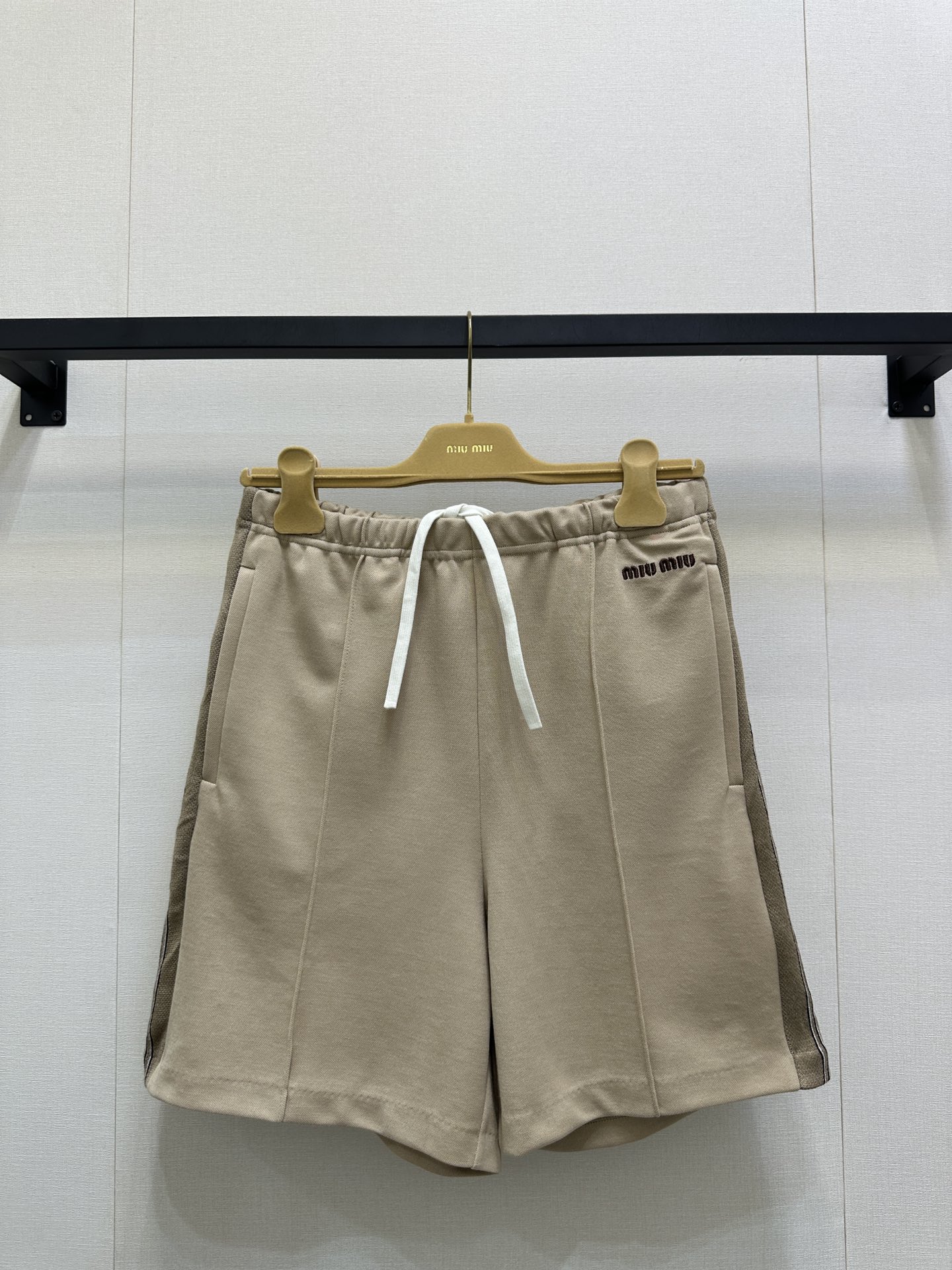 NO:576055,Shorts Miumi* 25FW early autumn new sports style thin zipper jacket shorts set丨originally developed!  High quality production!  The same style for men and women, with contrasting collar and cuffs, and dark brown as the main tone of khaki, instantly full of retro texture; the low-key brand logo on the chest of the jacket is simple but highly recognizable. The suit adopts a combination of zipper jacket + shorts, and the neat silhouette adapts to the body shapes of men and women. It cleverly combines the casualness of sports style with the light luxury retro of Miu style, creating an effortless sense of luxury. Ready for sale S/M/L large goods real shot, miumiu, shorts, jackets &  coats,alexander wang19860909短裤 Miumi* 25FW早秋新款 运动风薄款拉链外套短裤套装丨原版开发！高版出品！男女同款,撞色领边与袖口,以深棕勾勒卡其主调,复古质感瞬间拉满；外套胸口低调品牌标识,简约却极具辨识度.套装采用拉链外套+短裤的组合形式,利落廓形适配男女身形,将运动风的随性与Miu式的轻奢复古巧妙融合,打造出毫不费力的高级感.现货发售S/M/L大货实拍,,miumiu,shorts,jackets & coats,alexander wang,Women's clothing