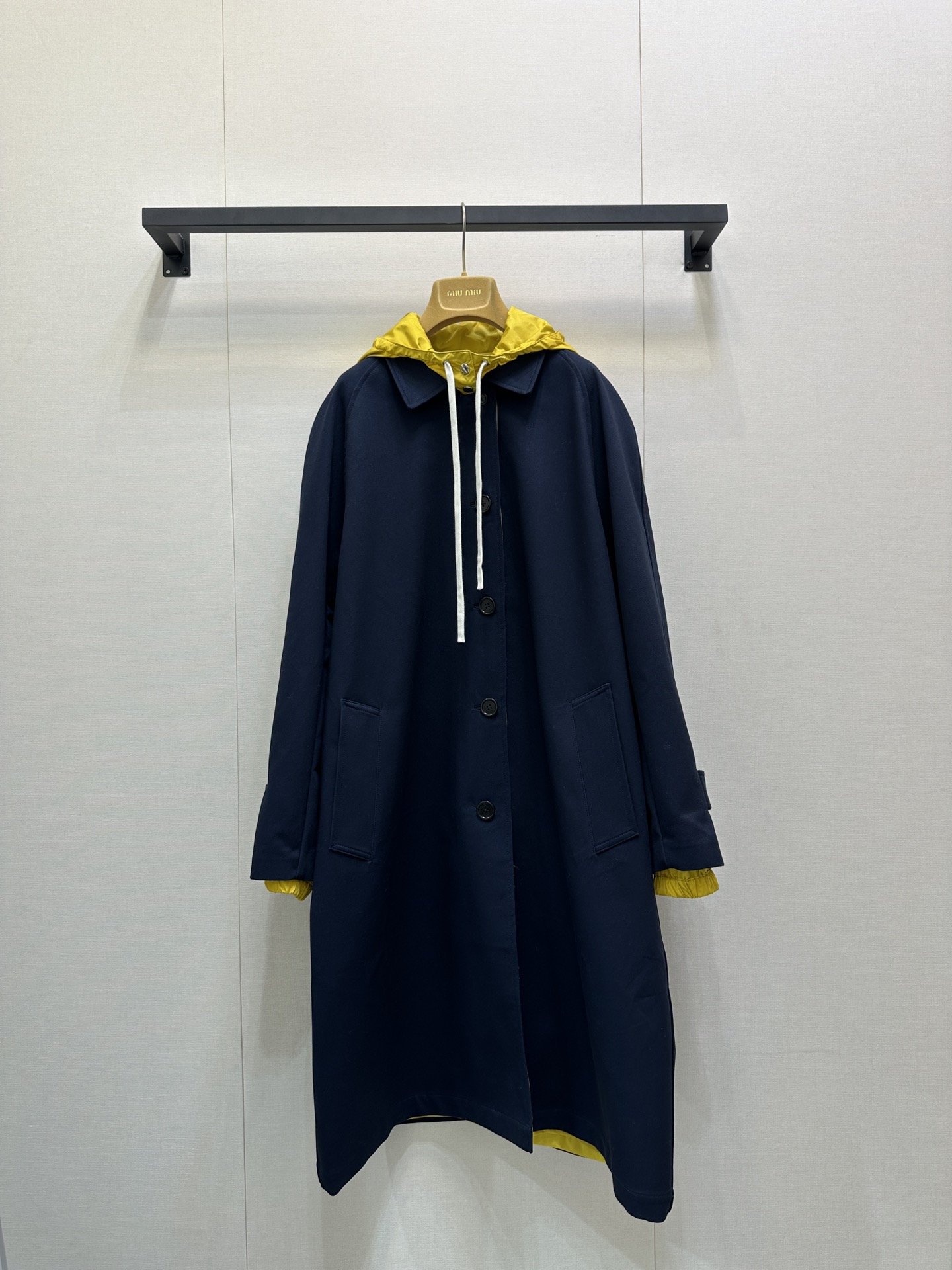 NO:576049,Miu Mi* 25Fw early autumn new style contrasting color hooded buttoned double-sided coat. Can be worn on both sides and developed from the original version!  High quality production!  Simple and versatile color system, you can match it with anything, and it can also create a capable temperament. The loose silhouette is casual and casual. The fake two-piece design of the cuffs weakens the toughness of the suit and adds a touch of trend. It is both cool and cool. The silhouette coat and jacket are perfect for commuting and outdoor wear. In stock. SML big goods, real shots,,miumiu,jackets & coats,business suit,hats,alexander wang19860909Miu Mi* 25Fw早秋新款 撞色连帽排扣双面大衣外套.可双面穿原版开发！高版出品！简约百搭的色系 随便搭配也不会出错 还能营造出干练的气质 宽松廓形休闲随意 袖口假两件设计 弱化西装硬朗感 更添一丝潮流 酷飒兼备 廓形感大衣外套 通勤外搭绝绝子 现货 SML大货实拍,,miumiu,jackets & coats,business suit,hats,alexander wang,Women's clothing