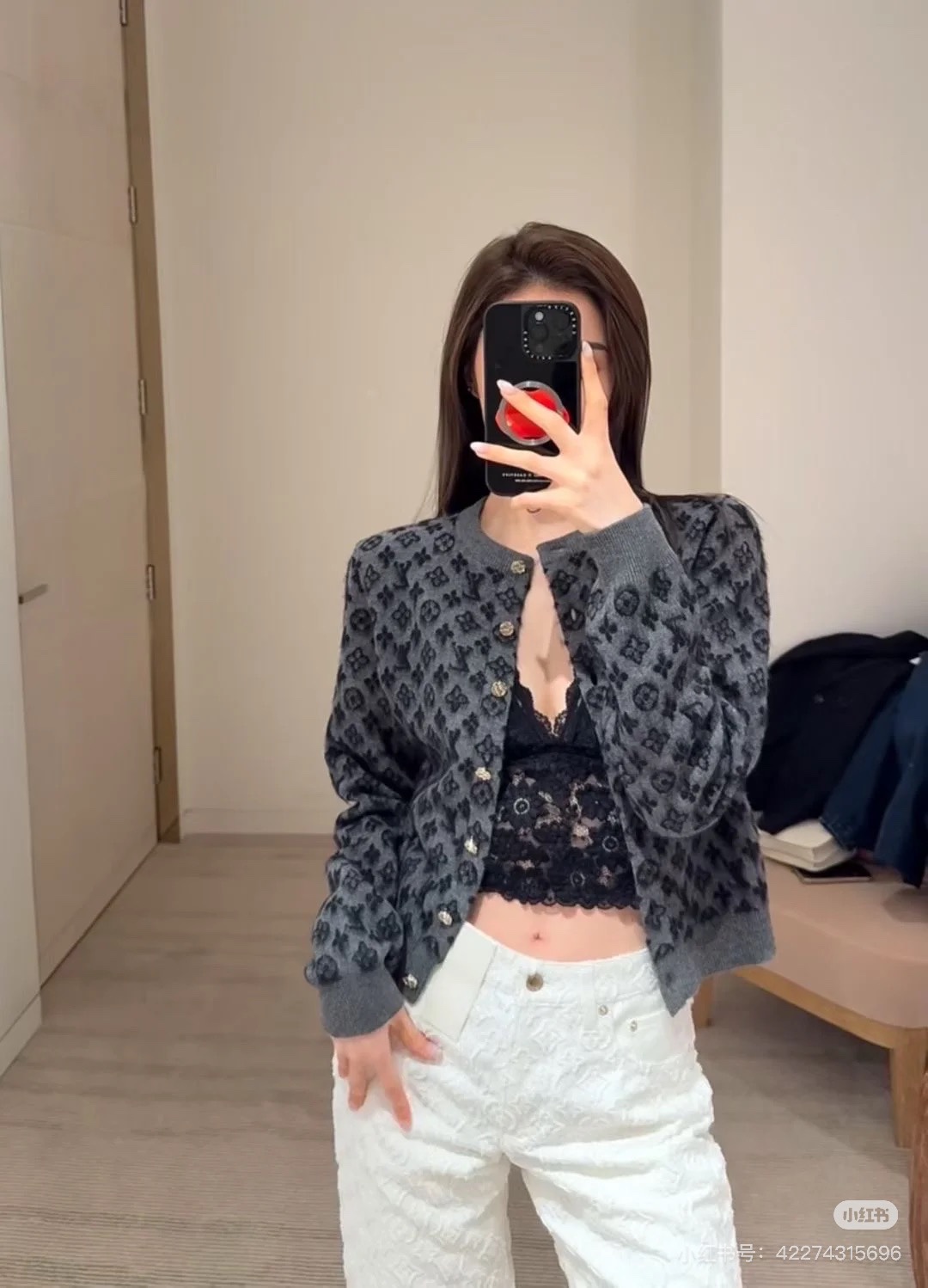 NO:576190,Louis Vuitto* 25Fw new autumn and winter round neck jacquard cashmere blended knitted cardigan | Original development and high version production!  The blend of cashmere and alpaca yarn brings a soft touch like clouds, excellent thermal insulation performance, comfortable and skin-friendly wear. The round neck design is simple and elegant, which can naturally modify the neck line and show an elegant temperament.  .The neat short version can not only heighten the body proportions well, but also facilitate a variety of outfit combinations. Whether paired with high-waisted jeans to show a casual fashion sense, or matched with a skirt to create an elegant ladylike style, they all complement each other. The quality of workmanship depends on the details. Ready for sale S/M/L, Louis Vuitton, skirts, jeans, alexander wang19860909Louis Vuitto* 25Fw秋冬新款 圆领提花羊绒混纺针织开衫丨原版开发 高版出品！羊绒与羊驼毛纱线混纺,带来如云朵般轻柔的触感,保暖性能卓越,贴身穿着舒适又亲肤.圆领设计简约大方,能够自然修饰颈部线条,展现出优雅的气质 .利落的短款版型,不仅能很好地拉高身材比例,还便于进行多样的穿搭组合,无论是搭配高腰牛仔裤展现休闲时尚感,还是与半身裙相配营造优雅淑女风,都相得益彰.做工品质看细节.现货发售S/M/L,,louis vuitton,skirts,jeans,alexander wang,Women's clothing