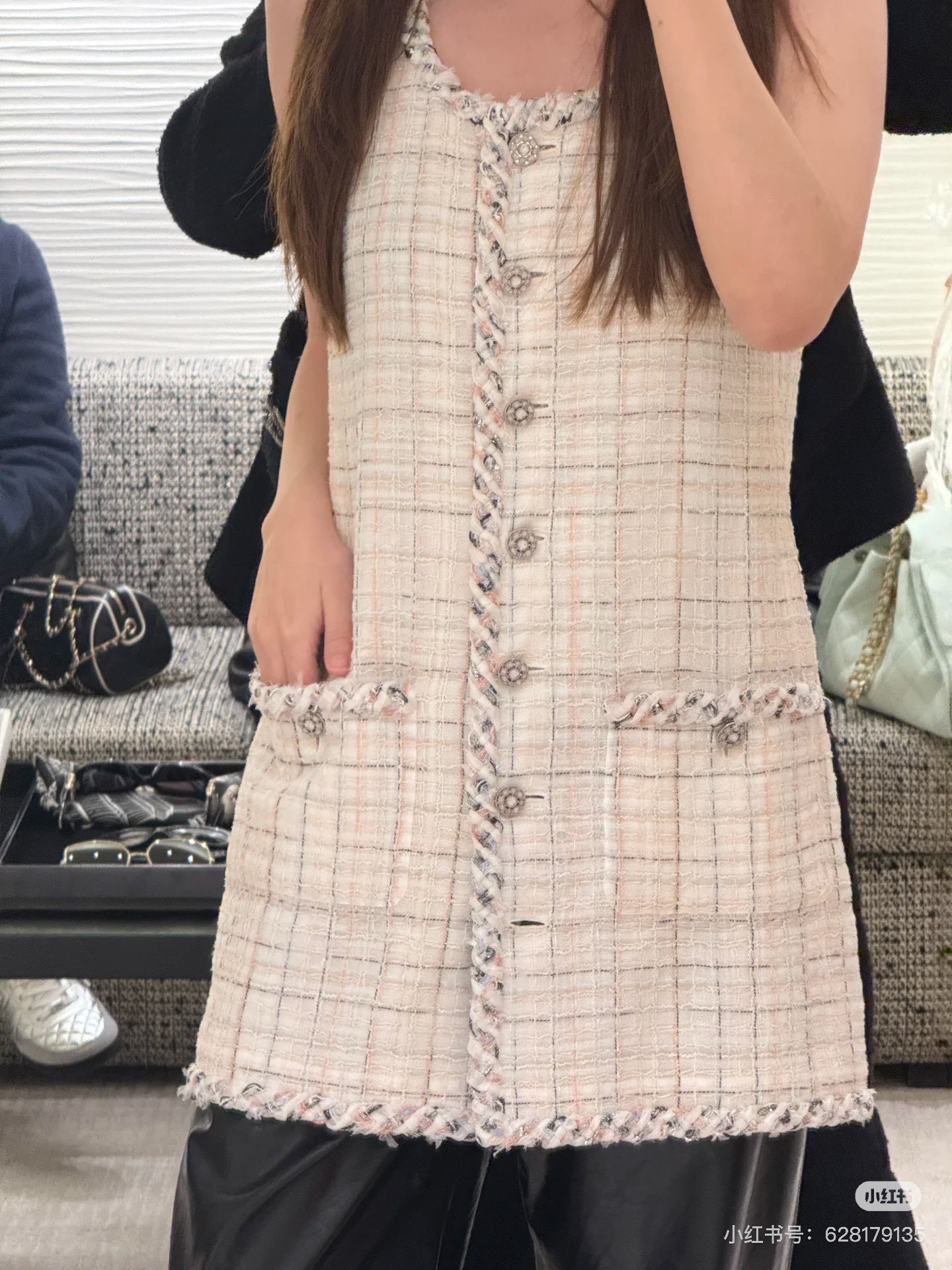 NO:576192,Chanel25S spring and summer series white mixed color plaid tweed dress, sleeveless vest design, off-white + pastel yarn weaving, delicate high-end design. Waist cut + glazed buttons, showing body proportions, super delicate lace skirt! Can be worn alone or layered, can be worn at dinners, exhibitions, and daily life, a must-have colorful high-end item for the spring and summer wardrobe ~ ready for sale SML, chanel, skirts, alexander wang19860909Chanel25S春夏系列白色混色格纹粗花呢连衣裙,无袖马甲设计,米白+淡彩纱线编织,细腻高级计.收腰剪裁+琉璃扣,显身材比例,裙摆蕾丝花边超精致!可单穿or叠搭,晚宴、看展、日常都能穿,春夏衣柜必备彩色高级感单品~现货发售SML,,chanel,skirts,alexander wang,Women's clothing