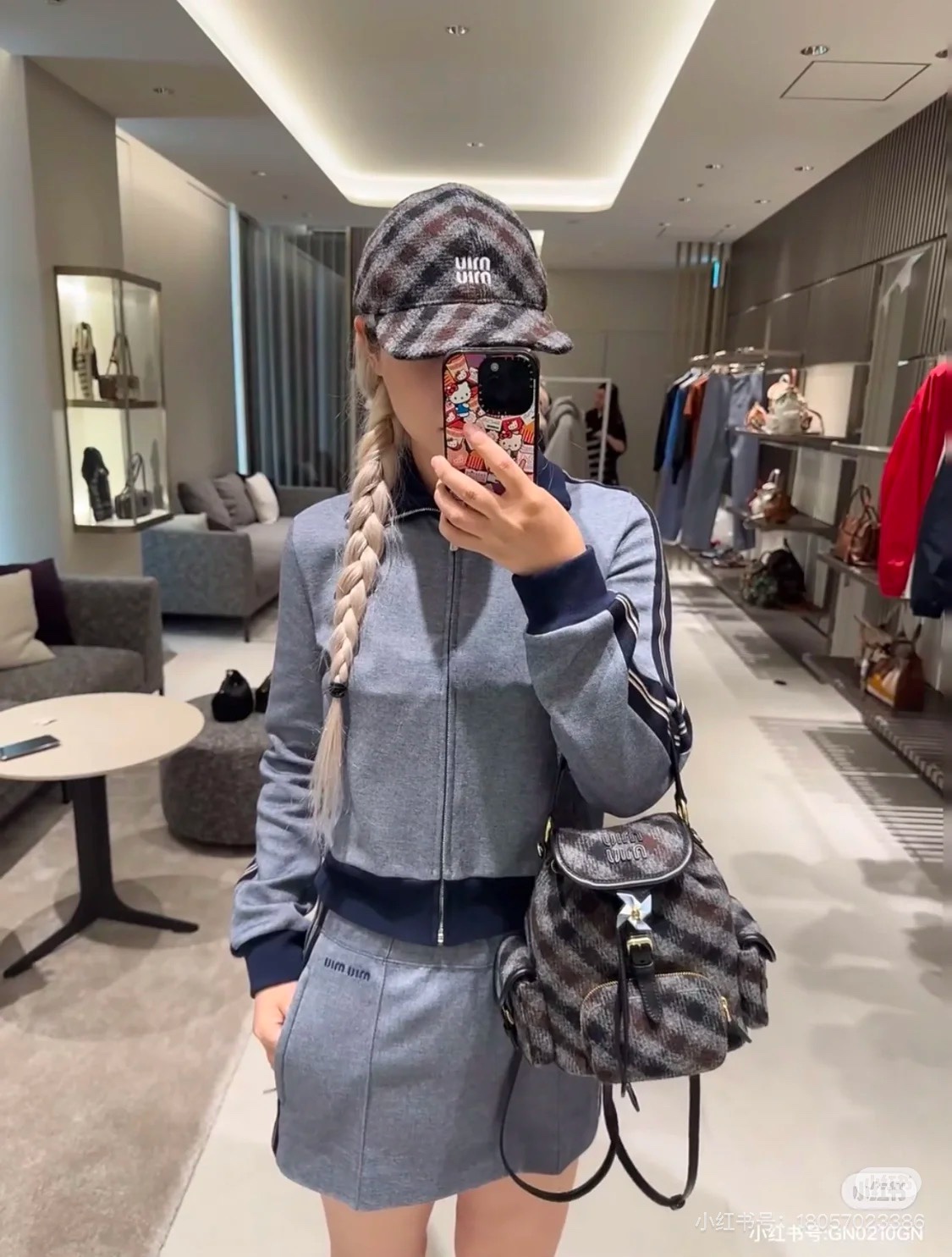 NO:576325,l Jacket Miumi* 25Fw new autumn and winter style contrasting webbing lapel zipper jacket + skirt suit丨original development!  High quality production!  The lapel design is neat and has a retro accent, and the zipper element adds casual sexiness. The contrasting webbing extends along the side of the sleeves, which is not only a design highlight, but also quietly lengthens the body proportions. The short skirts of the same series perfectly continue the style, and the neat silhouette shows the length of the legs. It echoes the contrasting details of the jacket and adds a full sense of integrity. When going out on the street every day, it is a careful way to look taller and slimmer!  Wearing a complete set with retro sports style will make you full!  Available in stock S/M/L,,miumiu,skirts,jackets & coats,alexander wang19860909l 外套 Miumi* 25Fw秋冬新款 撞色织带翻领拉链外套+短裙套装丨原版开发！高版出品！翻领设计利落又带点复古腔调,拉链元素增添随性感.撞色织带沿着袖侧延伸,既是设计亮点,又悄悄拉长身形比例.同系列短裙完美延续风格,版型利落显腿长,与外套的撞色细节呼应,整体感拉满.日常出街时,它是显高显瘦的小心机！成套穿复古运动风直接拉满！现货发售S/M/L,,miumiu,skirts,jackets & coats,alexander wang,Women's clothing