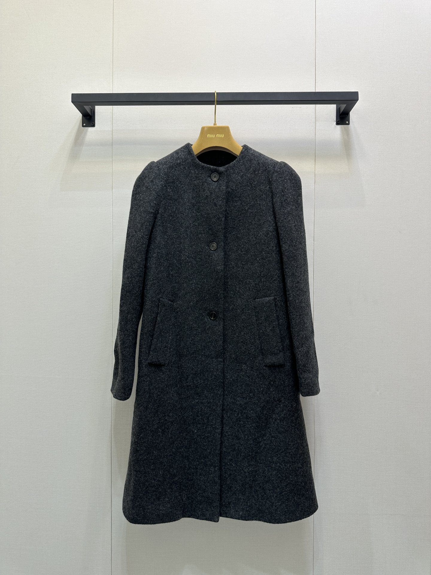 NO:576328,Comes with dust bag (coat) miu mi* 25FW new autumn and winter buttoned Maillard coat丨original development!  High quality production!  This set is simply an artifact of autumn and winter concave shape. It is both comfortable and practical. It is so rare that everyone must buy it. The overall feeling is unique and simple. Whether it is the clean tailoring or the exquisite processing of details, it is very clever to enhance the texture. The color and pattern are impeccable!  A set that has a high daily street appearance rate!  It's easy to grasp the details and the comfort is incredible!  SML real shots of large products,,miumiu,alexander wang19860909配防尘袋（大衣）miu mi* 25FW秋冬新款 排扣美拉德大衣丨原版开发！高版出品！这套简直就是秋冬凹造型神器舒适度与实穿性双双在线太难得了人手必入款 整体给人感觉特别的简约大气无论是干净利落的剪裁还是在细节的精致处理都十分巧妙提升质感颜色跟版型都无可挑剔！一套日常出街率超高！轻松拿捏细节到位 舒适度爆表闭眼入！SML大货实拍,,miumiu,alexander wang,Women's clothing