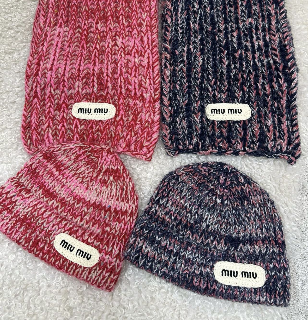 NO:576334,(Hat) a (Scarf) Miu advanced customization series (twist knitted hats and scarves) are purely handmade. The hot-selling series of woolen hats and scarves in the counter are must-have series this year. My wife is so cute. Original customization, high version, dyed yarn, you can match it casually to create a sense of atmosphere. Actual photos of beautiful products that cannot be missed (hats), miumiu, hats, alexander wang19860909（帽子）a（围巾） Miu高级定制系列(麻花编织 帽围巾）纯手工制作.专柜爆款系列毛线帽,围巾系列,今年必入系列,太太太可爱了,原版定制,高版本,定染纱线,随便搭配就有氛围感,不可错过的美物大货实拍（帽子）,,miumiu,hats,alexander wang,Women's clothing