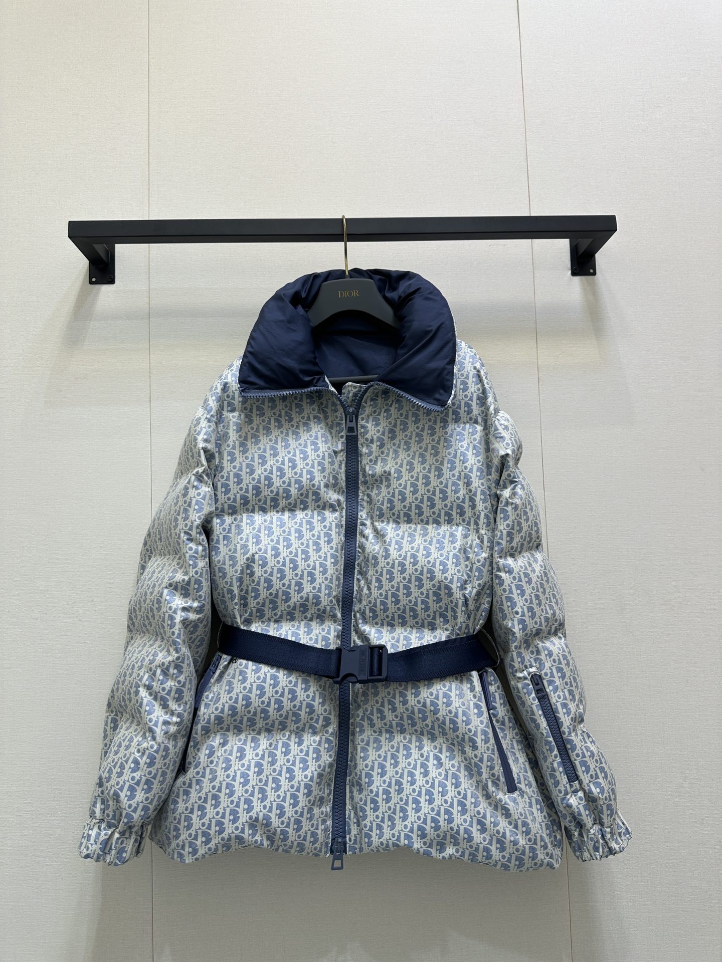 NO:576337,Comes with dust bag Dio*25 new autumn and winter products!  A must-have classic every year. This season’s must-have hot-selling item!  Three-dimensional jacket down cotton jacket!  Original customized high-density technical taffeta Oblique jacquard fabric!  Windproof double-layer design inside!  The classic presbyopic belt tightens the waist and fits the body, which is handsome and stylish!  One-to-one customized three-dimensional tailoring, wide version, slimming the upper body. A must-have item for fair and beautiful women!  The original development of customized hardware accessories, the quality of workmanship depends on the details!  Actual shots of SML’s large products, dior, jackets & coats, down jacket, alexander wang19860909配防尘袋 Dio*25秋冬新品！每年必爆的经典款 本季必入代购爆款！立体夹克羽绒棉面包服！原版定制高密度科技塔夫绸Oblique提花面料！内里防风双层工艺设计！经典老花腰带收腰设身版型帅气又拉风 ！一比一定制立体剪裁挺阔版型上身巨显瘦.白富美必备单品！原版开发定制五金配件,做工品质看细节来！SML大货实拍,,dior,jackets & coats,down jacket,alexander wang,Women's clothing