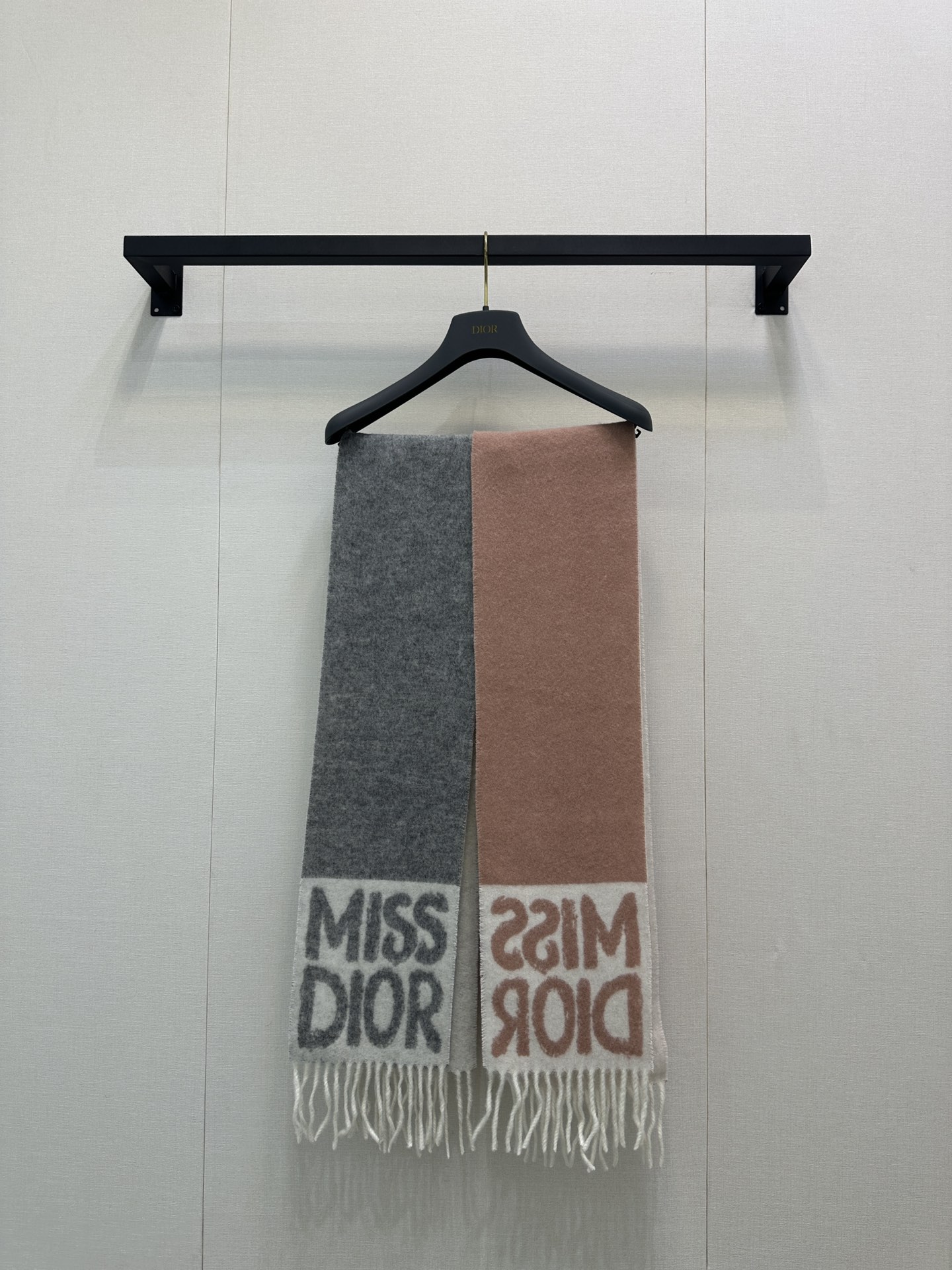 NO:607321,(Real quantity price) Dior 25 early spring new cashmere scarf color matching is also my favorite. The two colors are very exquisite, warm and clean, real product, dior, alexander wang19860909（跑量价）Dior25早春新款 羊绒围巾配色也是超爱的2色都很精致 保暖又干净大货实拍,,dior,alexander wang,Women's clothing