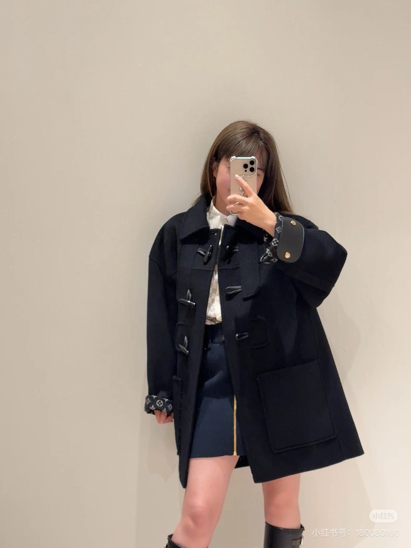 NO:576725,Louis vuitto*SS new autumn and winter coat with presbyopic lining. It’s the season to start buying new coats. The coat fabric is so soft and skin-friendly. 99 sheep wool + 1 mulberry silk. The new double-sided woolen coat is original custom-woven fabric, wool cashmere and silk blend, customized horn buttons. The details reflect the quality, the color is gentle and high-end. You must buy it. It is very fashionable and lazy yet gentle!  The must-have jersey for autumn and winter ~ Make sure to check the size of our version S M L, Louis Vuitton, jackets & coats, real silk, alexander wang19860909Louis vuitto*SS秋冬新款 内里老花大衣外套 又到了开始上新款大衣的季节 大衣面料好软糯亲肤 99绵羊毛+1桑蚕丝 新款双面呢大衣外套原版定织面料,羊毛羊绒真丝混纺,定制牛角纽扣 细节体现品质,颜色温柔又高级 一定要入 很时髦的慵懒又不失温柔！秋冬必备战袍～认准我家版本码数S M L,,louis vuitton,jackets & coats,real silk,alexander wang,Women's clothing