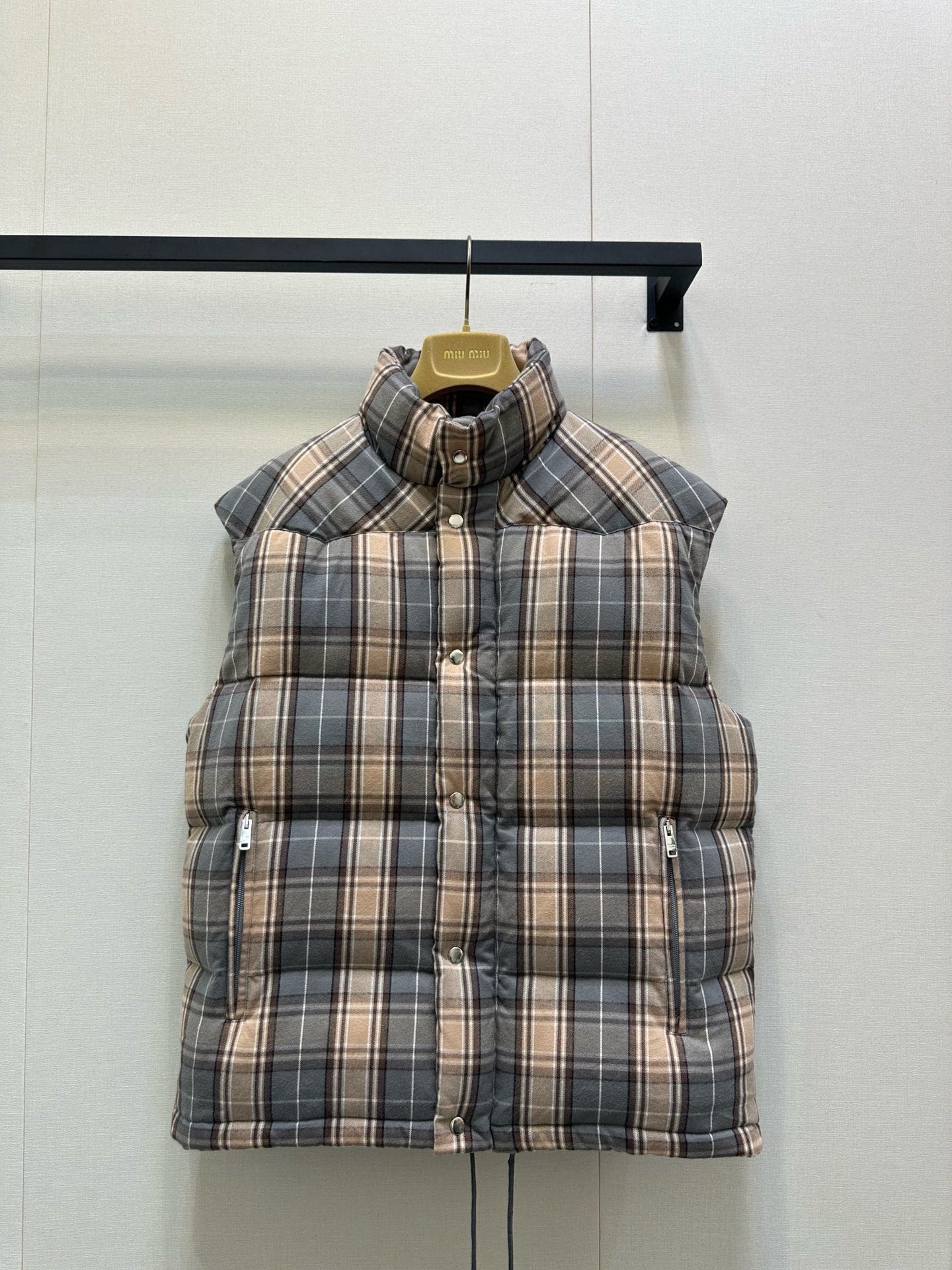 NO:607308,Comes with dust bag Prad* 25FW new autumn and winter plaid stand collar down vest丨Exclusively developed by yb!  High quality production!  The plaid fabric is spliced ​​with down filling technology, and the warm-toned plaid comes with a retro filter, which cleverly combines British style and Italian minimalism; the fluffy texture of the down injects warm tension into the shape, breaking the monotony of the traditional vest. The stand-up collar design is neat and windproof, and the buttons and drawstring details are both functional and design. It is the P family's accurate interpretation of practical aesthetics. Look for our version to be on sale now. SML's real shots, prada, down jacket, alexander wang19860909配防尘袋Prad* 25FW秋冬新款 格纹立领羽绒马甲丨独家yb开发！高版出品！选用格纹面料拼接羽绒填充工艺,暖调格纹自带复古滤镜,将英伦风情与意式极简巧妙融合；羽绒的蓬松质感为造型注入温暖张力,打破传统马甲的单调感,立领设计利落防风,纽扣与抽绳细节兼具功能性与设计感,是P家对实用美学的精准诠释.认准我家版本现货发售SML大货实拍,,prada,down jacket,alexander wang,Women's clothing