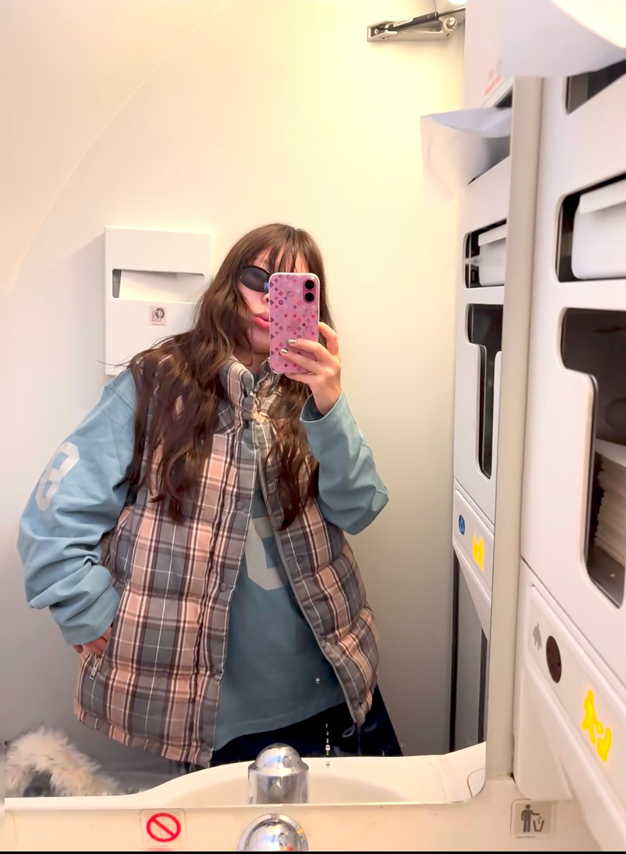 NO:607315,Prad* 25FW new autumn and winter plaid stand collar down vest丨Exclusively developed by yb!  High quality production!  The plaid fabric is spliced ​​with down filling technology. The warm-toned plaid comes with a retro filter, which cleverly combines British style and Italian minimalism. The fluffy texture of the down injects warm tension into the shape, breaking the monotony of the traditional vest. The stand-up collar design is neat and windproof, and the buttons and drawstring details have both functionality and design. It is the P family's accurate interpretation of practical aesthetics. Check out our version for sale now. SML, prada, down jacket, alexander wang19860909Prad* 25FW秋冬新款 格纹立领羽绒马甲丨独家yb开发！高版出品！选用格纹面料拼接羽绒填充工艺,暖调格纹自带复古滤镜,将英伦风情与意式极简巧妙融合；羽绒的蓬松质感为造型注入温暖张力,打破传统马甲的单调感,立领设计利落防风,纽扣与抽绳细节兼具功能性与设计感,是P家对实用美学的精准诠释.认准我家版本现货发售SML,,prada,down jacket,alexander wang,Women's clothing