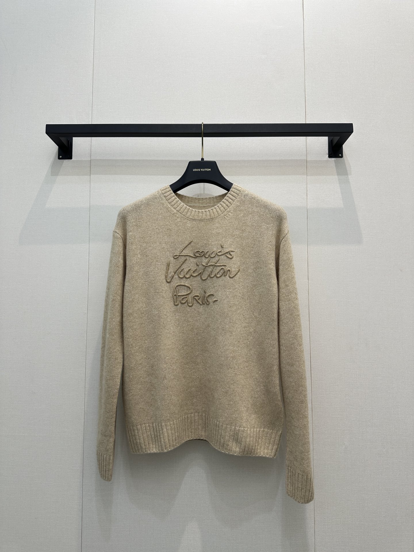 NO:576941,Louis Vuitton 25FW new autumn and winter Monogram embroidered cashmere knitted sweater | Original development and high-end production! Milky coffee color + gold embroidery, full of low-key luxury! Cashmere material, soft and delicate, super comfortable to wear next to the body, great for warmth in autumn and winter. The round neck design is simple and elegant, the cuffs and hem are ribbed, and the details are exquisite. The embroidered logo enhances recognition. Whether it is worn casually with jeans or elegantly with a skirt, it can be easily worn, and it is suitable for commuting or traveling!  SML real shots of large products,,louis vuitton,skirts,jeans,sweaters,alexander wang19860909Louis Vuitton 25FW秋冬新款Monogram刺绣羊绒针织毛衣|原版开发 高版出品!奶咖色+金色刺绣,低调奢华感满满!山羊绒材质,柔软细腻,贴身穿超舒服,秋冬保暖力在线器.圆领设计简约大方,袖口和下摆罗纹收口,细节精致.刺绣Logo提升辨识度,无论搭牛仔裤休闲还是配裙装优雅,都能轻松驾驭,通勤或出游都很适合！SML大货实拍,,louis vuitton,skirts,jeans,sweaters,alexander wang,Women's clothing