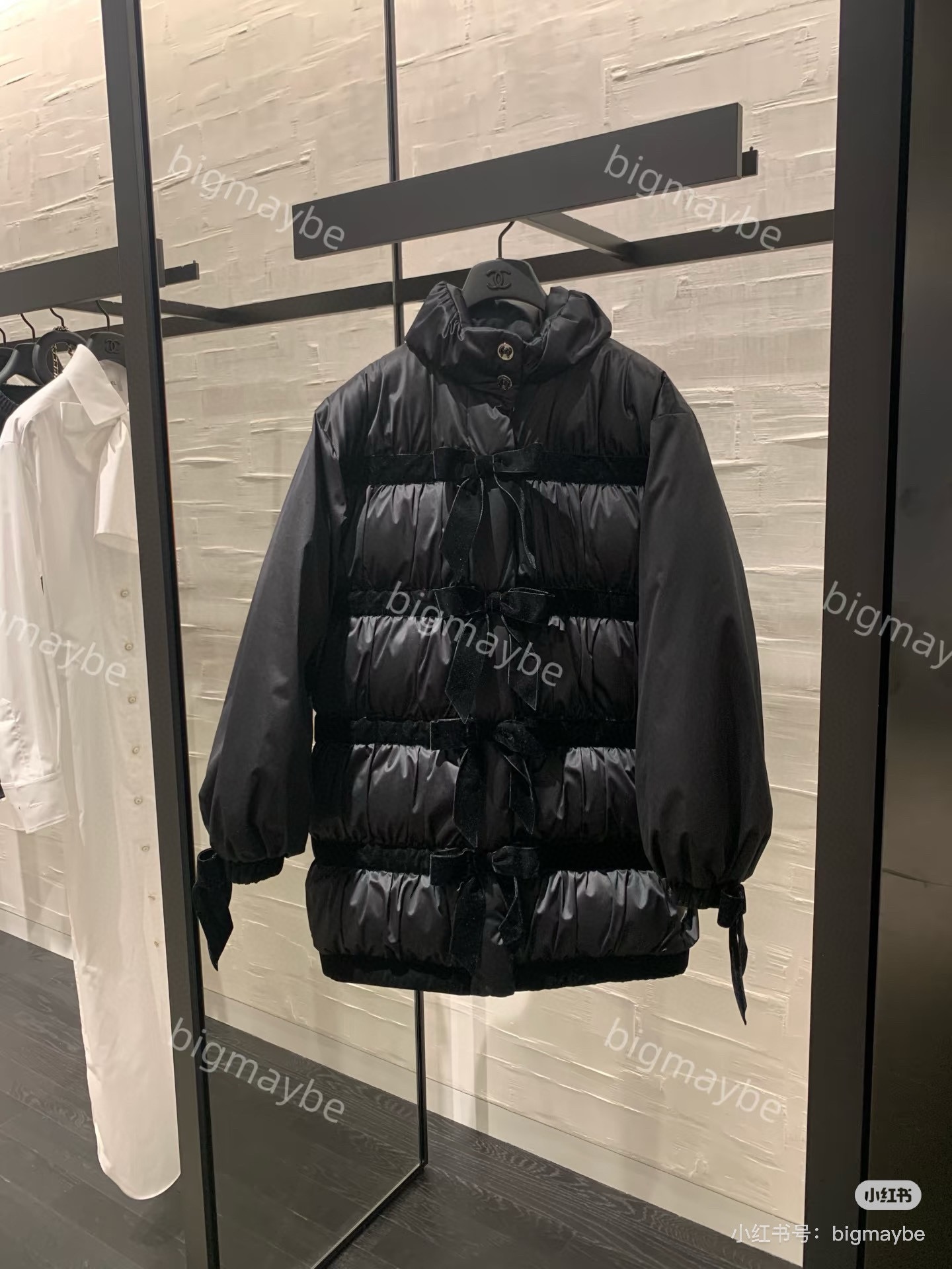 NO:577847,Chane*2025 new product on the shelves velvet bow mid-length down jacket  Customized YB windproof and waterproof nylon material, white duck down filling lining, the whole piece is fluffy and warm, hidden zipper placket version, thread elastic elastic for more warmth, rectangular embossed velvet bow outlines the buds, scarf-style stand-up collar design for wind protection  Cold, lined with silk dark pattern jacquard, cuff bows echo the sweet and elegant style, running through the brand concept, integrating warmth and fashion, getting rid of the traditional bloated feeling, the inner and outer layers are in contrasting colors to break the rigidity, the first choice for autumn and winter layering. Customized surface accessories  Look for the correct version. Down filling standard: national standard 90 down. Down filling: white duck down. High version 36 38 40,,chanel,jackets & coats,down jacket,real silk,alexander wang19860909Chane*2025新品上架 丝绒蝴蝶结中长款羽绒外套 定制YB防风防水尼龙材质,白鸭绒填充内里,整件蓬松保暖,拉链隐藏式开襟版型,螺纹弹力松紧更保暖,长方格压纹丝绒蝴蝶结勾勒花苞围脖式立领设计防风御寒,内衬真丝暗纹提花,袖口蝴蝶结呼应甜美优雅风格,贯穿品牌理念,集保暖与时髦一体,摆脱传统臃肿感,内里与外层撞色打破死板,秋冬叠穿首选.定制面辅料 认准版本 充绒标准:国标90绒 充绒物:白鸭绒 高版本 36 38 40,,chanel,jackets & coats,down jacket,real silk,alexander wang,Women's clothing