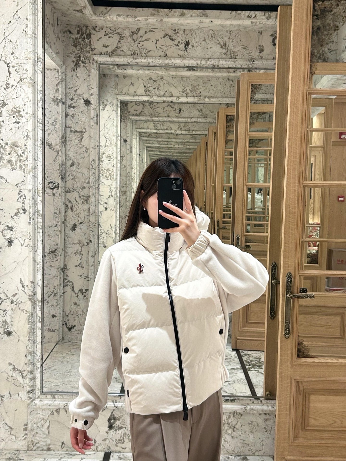 NO:578152,Moncle*25FW new autumn and winter splicing down jacket丨exclusively developed by yb!  High quality production!  Classic high collar zipper design, simple and practical!  High-quality down filling, full warmth retention, outer layer is windproof and waterproof, so you won’t be afraid of the cold when you go out in winter. The cuffs and hem are adjustable, making it more comfortable to wear. The logo on the chest is very recognizable, fashionable and versatile, and can be easily used for commuting, traveling and outdoors. It looks great with high-waisted pants or casual pants. Available now in S/M/L, down jacket, alexander wang19860909Moncle*25FW秋冬新款 拼接款羽绒服丨独家yb开发！高版出品！经典高领拉链设计,简约又实用！高品质羽绒填充,保暖力满分,外层防风防水,冬天出门不怕冷.袖口和下摆可调节,穿着更舒适.胸前标志超有辨识度,时尚又百搭,通勤、旅行、户外都能轻松驾驭,搭配高腰裤或休闲裤都很出彩.现货发售S/M/L,,down jacket,alexander wang,Women's clothing