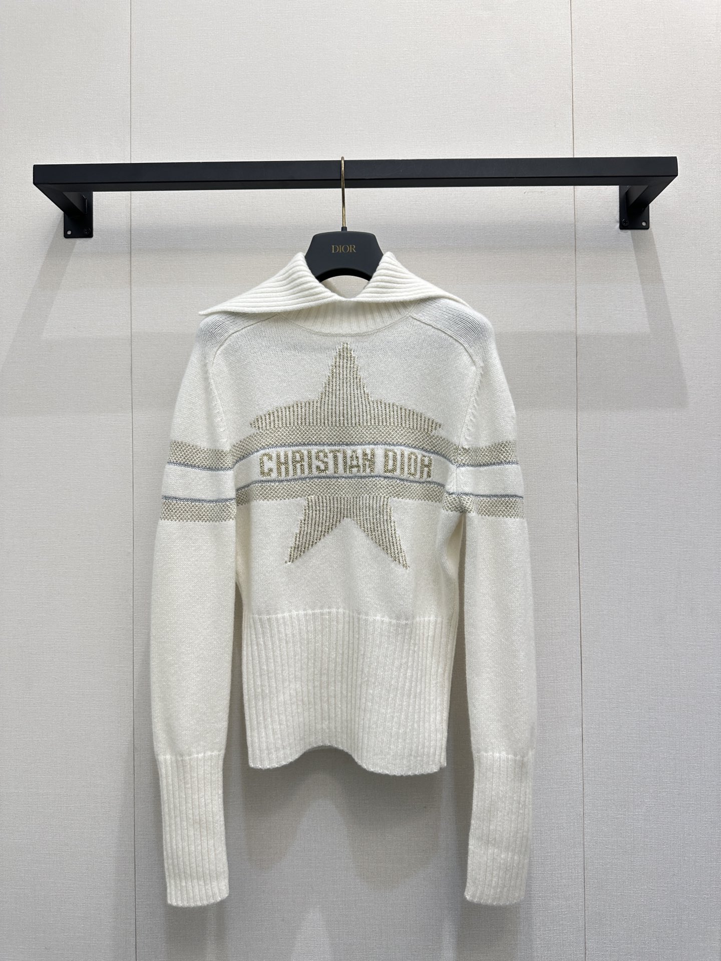 NO:578345,Dio* 25Fw early autumn new Alpine series star letter jacquard sweater丨exclusively developed by yb!  High quality production!  Cashmere and wool blended fabrics have a warm velvet feel, are soft and skin-friendly, taking into account both warmth retention and drape. The three-dimensional star pattern monogram logo on the front is outlined with golden brown gradient yarn, which has a delicate luster, breaking the monotony of solid colors and making it easy to identify.  Elegance and artistry; with a slim and slightly elastic knitted silhouette, paired with a high collar and dropped shoulder sleeves, this cashmere wool blended sweater has become the finishing touch of your autumn and winter wardrobe. Available now, S/M/L, real shot, dior, alexander  wang19860909Dio* 25Fw早秋新款 阿尔卑斯系列星星字母提花针织衫丨独家yb开发！高版出品！羊绒羊毛混纺面料自带温暖绒感,触感软糯亲肤,兼顾保暖性与垂坠度,正面立体星星纹路交织字母标识,采用金棕渐变纱线勾勒,自带细腻光泽感,打破纯色单调,兼具辨识度与艺术感；修身微弹的针织廓形,搭配高领+落肩袖设计,这件羊绒羊毛混纺针织衫成为秋冬衣橱的点睛之笔.现货发售S/M/L实拍,,dior,alexander wang,Women's clothing