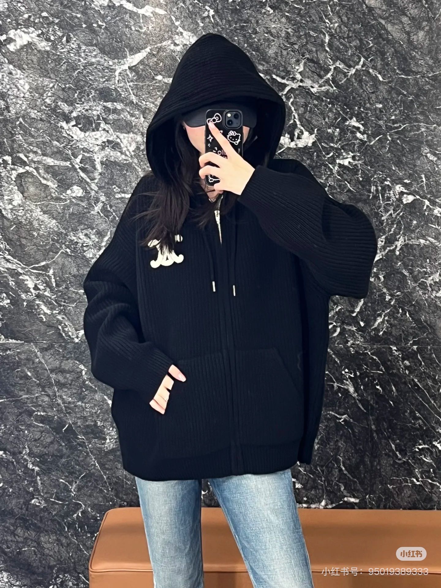 NO:578353,CELINE 25SS Autumn and Winter New Style Arc de Triomphe hooded knitted cardigan, originally developed and produced in a high version, made of ribbed wool, soft and warm, very suitable for autumn and winter, black main color + Arc de Triomphe embroidery, low-key and recognizable. Hooded + drawstring design, full of casual feel, loose fit, looks great with jeans or sneakers, can be easily used in daily commuting and leisure occasions~ A must-have for texture control! Same style for men and women, look for our version, available in stock  SNL,,celine,sneakers,jeans,hats,alexander wang19860909CELINE 25SS秋冬新款 凯旋门连帽针织开衫 原版开发 高版本出品 选用罗纹羊毛 柔软又保暖,秋冬穿超合适 黑色主色+凯旋门刺绣 低调又有辨识度计.连帽+抽绳设计,休闲感满满,宽松版型,搭配牛仔裤或运动鞋都很出彩,日常通勤、休闲场合都能轻松驾驭~ 质感控必入!男女同款 认准我家版本 现货发售 SNL,,celine,sneakers,jeans,hats,alexander wang,Women's clothing