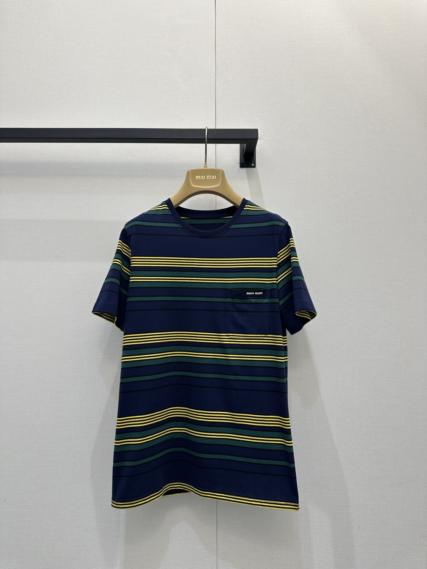 NO:586947,Miu Mi* 26SS early spring new style college style striped round neck short-sleeved T-shirt丨originally developed!  High quality production!  The basic round neck + short-sleeve style is suitable for early spring temperatures. The soft cotton fabric is skin-friendly and breathable, making it comfortable to wear alone on a daily basis. What’s even better is its “layering property”, with a white shirt underneath revealing the collar and hem, instantly creating a casual “fake two-piece” effect. Academy  The feeling is directly full. It is easy to capture the lazy and fashionable spring atmosphere. Ready-made S/M/L large goods, real shots, miumiu, shirts, T-shirt, tees, t-shirt, alexander  wang19860909Miu Mi* 26SS早春新款 学院风条纹圆领短袖T恤丨原版开发！高版出品！基础圆领+短袖的版型适配早春气温,柔软棉质面料亲肤透气,日常单穿舒适自在；更妙的是它的“叠穿属性”内搭白衬衫露出领边与下摆,瞬间营造出随性的“假两件”效果,学院感直接拉满.轻松拿捏慵懒又时髦的春日氛围.现货发售S/M/L大货实拍,,miumiu,shirts,T-shirt,tees，t-shirt,alexander wang,Women's clothing