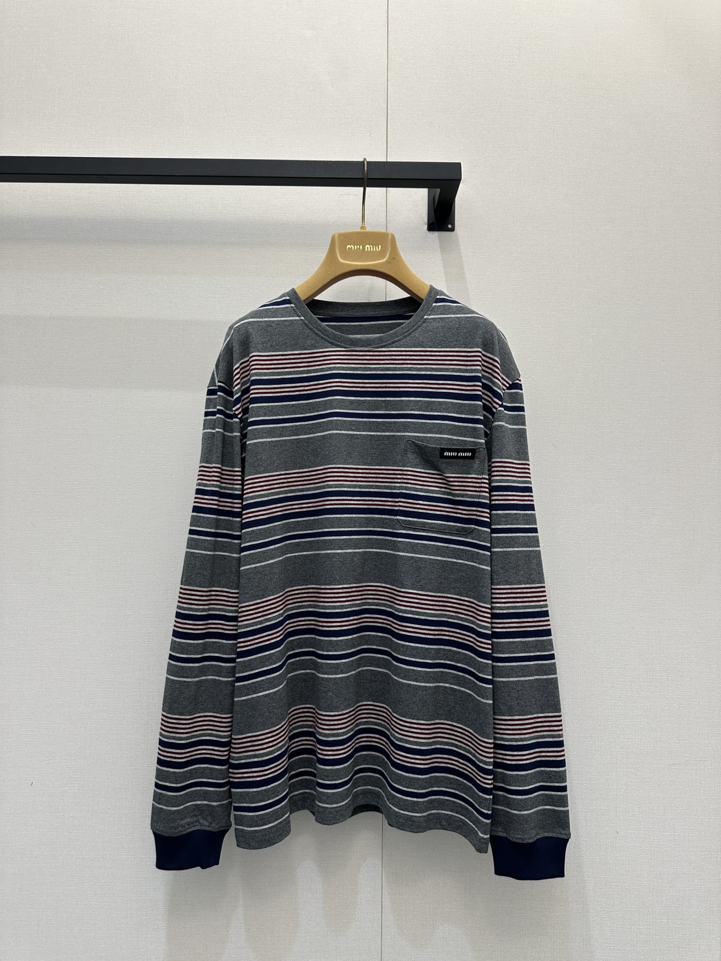 NO:579613,MiuMi* 25Fw new autumn and winter retro contrast striped long-sleeved T-shirt丨originally developed!  High quality production!  Made of soft, skin-friendly cotton fabric, it is both warm and light when worn in autumn and winter. The oversized version is the finishing touch of the look, and the dropped shoulder design weakens the shoulder line, creating a casual and lazy feeling. Whether worn alone or layered with sweaters or suits, you can easily maintain your style.  .The iconic logo pocket on the left chest is a low-key statement of brand recognition, and the details highlight the high-end texture. Actual photos of SML products, miumiu, versace, sweaters, tees, t-shirt, business  suit,alexander wang19860909MiuMi* 25Fw秋冬新款 复古撞色条纹长袖T恤丨原版开发！高版出品！采用柔软亲肤的棉感面料,秋冬穿着既有温度又不失轻盈.oversize版型是造型的点睛之笔,落肩设计弱化肩线,营造随性慵懒的松弛感,无论是单穿还是叠搭毛衣、西装,都能轻松hold住风格.左胸的标志性logo小标口袋,是品牌辨识度的低调宣言,细节处彰显高级质感.SML大货实拍,,miumiu,versace,sweaters,tees，t-shirt,business suit,alexander wang,Women's clothing