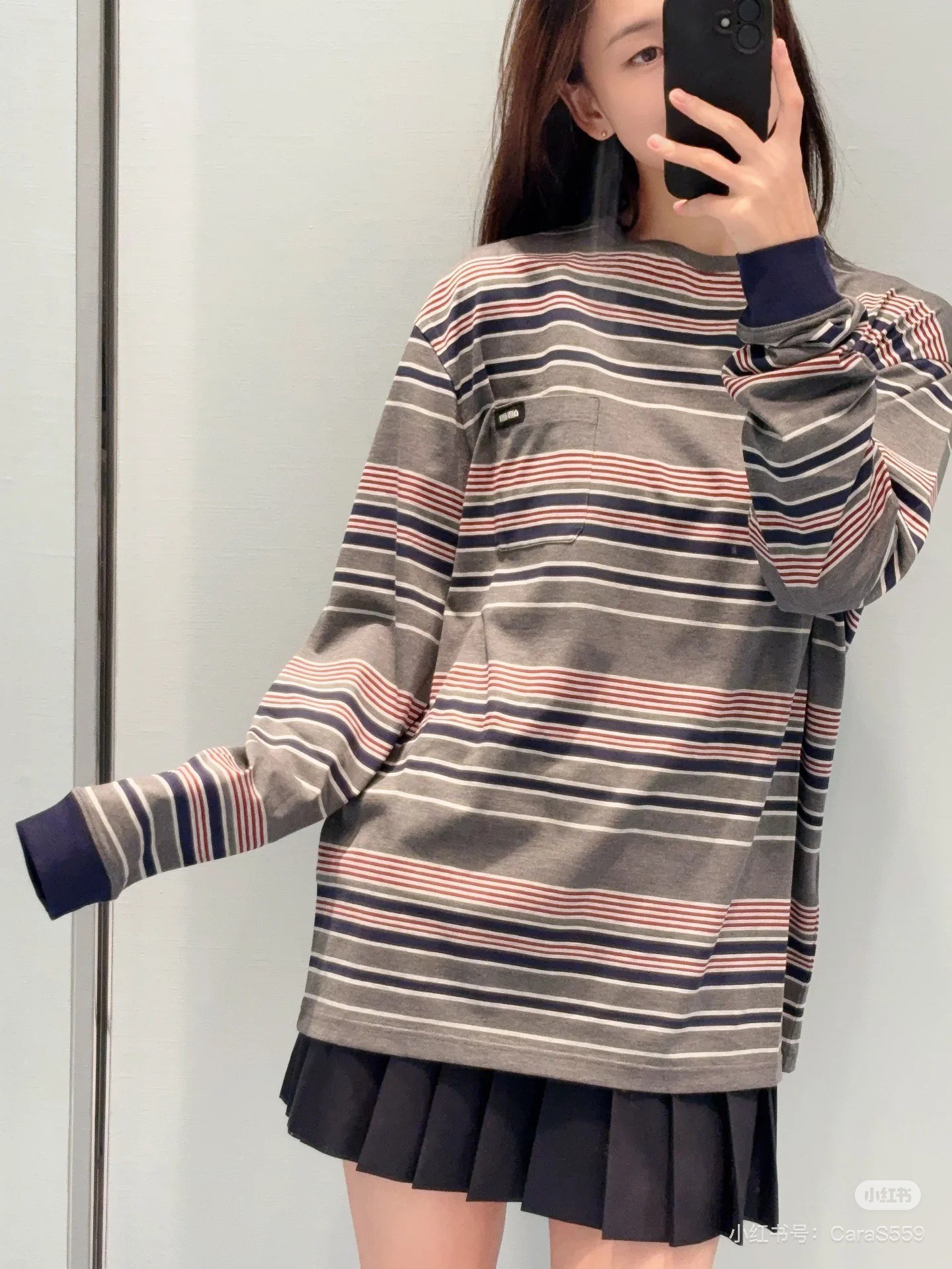 NO:586959,MiuMi* 25Fw new autumn and winter retro contrast striped long-sleeved T-shirt丨originally developed!  High quality production!  Made of soft, skin-friendly cotton-feel fabric, it is both warm and light when worn in autumn and winter. The oversized version is the finishing touch of the style, and the dropped shoulder design weakens the shoulder line, creating a casual and lazy feeling. Whether worn alone or layered with sweaters or suits, it can be easily held  Style. The iconic logo pocket on the left chest is a low-key statement of brand recognition, and the details highlight the high-end texture. SML,,miumiu,versace,sweaters,tees,t-shirt,business  suit,alexander wang19860909MiuMi* 25Fw秋冬新款 复古撞色条纹长袖T恤丨原版开发！高版出品！采用柔软亲肤的棉感面料,秋冬穿着既有温度又不失轻盈.oversize版型是造型的点睛之笔,落肩设计弱化肩线,营造随性慵懒的松弛感,无论是单穿还是叠搭毛衣、西装,都能轻松hold住风格.左胸的标志性logo小标口袋,是品牌辨识度的低调宣言,细节处彰显高级质感.SML,,miumiu,versace,sweaters,tees，t-shirt,business suit,alexander wang,Women's clothing