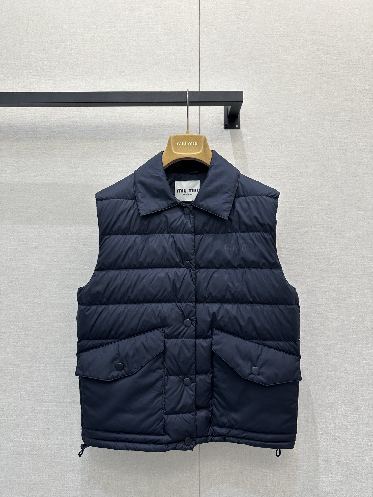 NO:586937,Comes with dust bag Miu*25Fw early autumn new style navy blue thin vest down jacket original development!  High quality production!  The thin vest is so practical to wear ~ It has retro accents, is comfortable and light, and keeps you warm without looking bloated. It is casual and stylish, and it can be worn with a textured bag and full of details. It is very suitable for daily outings or layering. I love this kind of relaxed outfit. Spot SML bulk real shot,, miumiu, down jacket, alexander wang19860909配防尘袋Miu*25Fw早秋新款 藏蓝色薄款马甲羽绒服 原版开发！高版出品！轻薄款马甲太实穿啦～自带复古腔调,舒适又轻盈,保暖还不显臃肿.随性又有范儿,再挎上质感包包,细节拉满,日常出街或者叠穿都超合适,一整个爱住这种松弛感穿搭现货SML大货实拍,,miumiu,down jacket,alexander wang,Women's clothing
