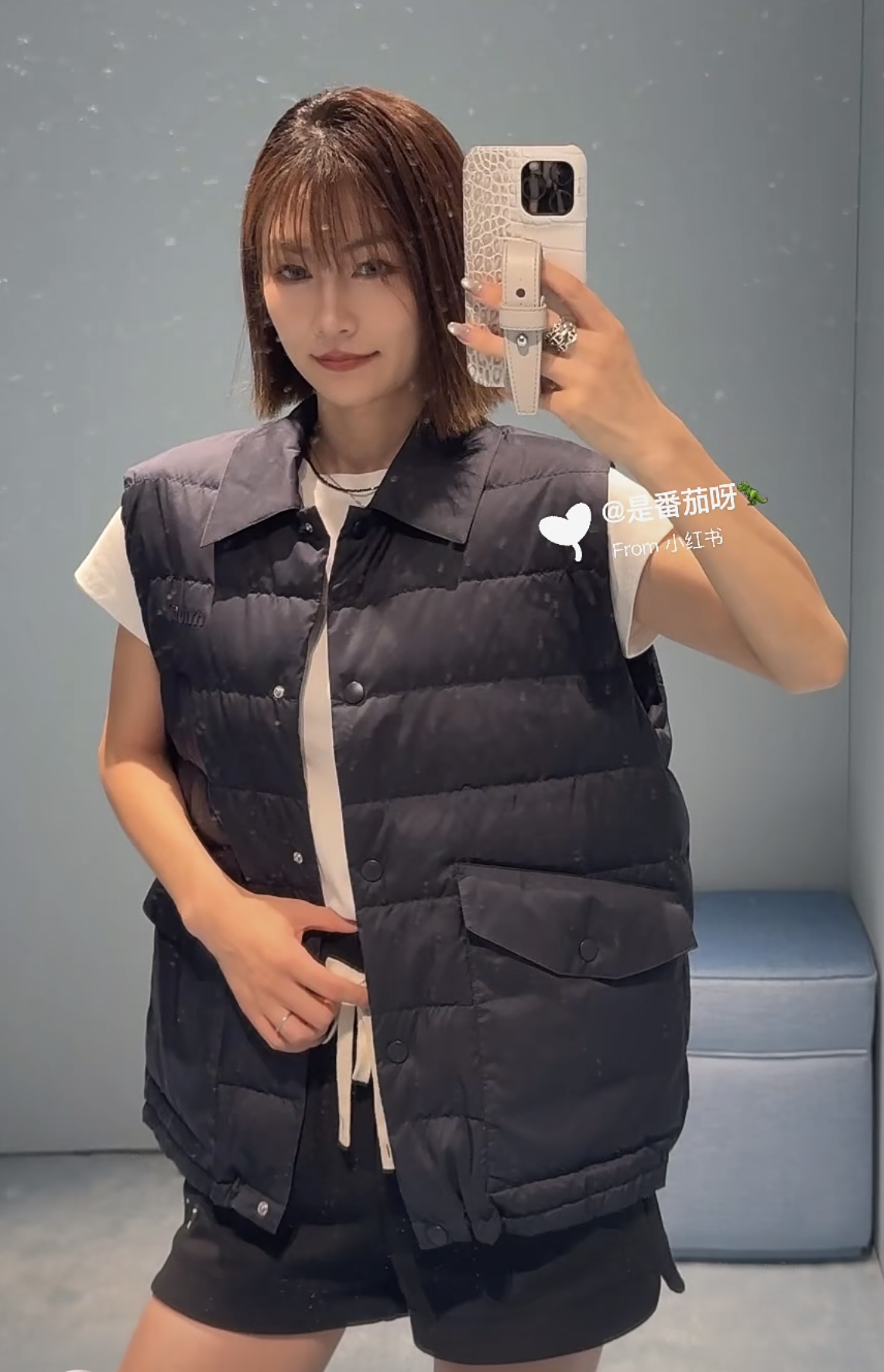 NO:579611,Miu*25Fw early autumn new style navy blue thin vest down jacket original development!  High quality production!  The thin vest is so practical to wear ~ It has a retro accent, is comfortable and light, keeps you warm and is not bloated. It is casual and stylish, and you can also wear a textured bag with full details. It is very suitable for daily outings or layering. I love this kind of relaxed style. Ready-made SML,, miumiu, down jacket, alexander wang19860909Miu*25Fw早秋新款 藏蓝色薄款马甲羽绒服 原版开发！高版出品！轻薄款马甲太实穿啦～自带复古腔调,舒适又轻盈,保暖还不显臃肿.随性又有范儿,再挎上质感包包,细节拉满,日常出街或者叠穿都超合适,一整个爱住这种松弛感穿搭现货SML,,miumiu,down jacket,alexander wang,Women's clothing
