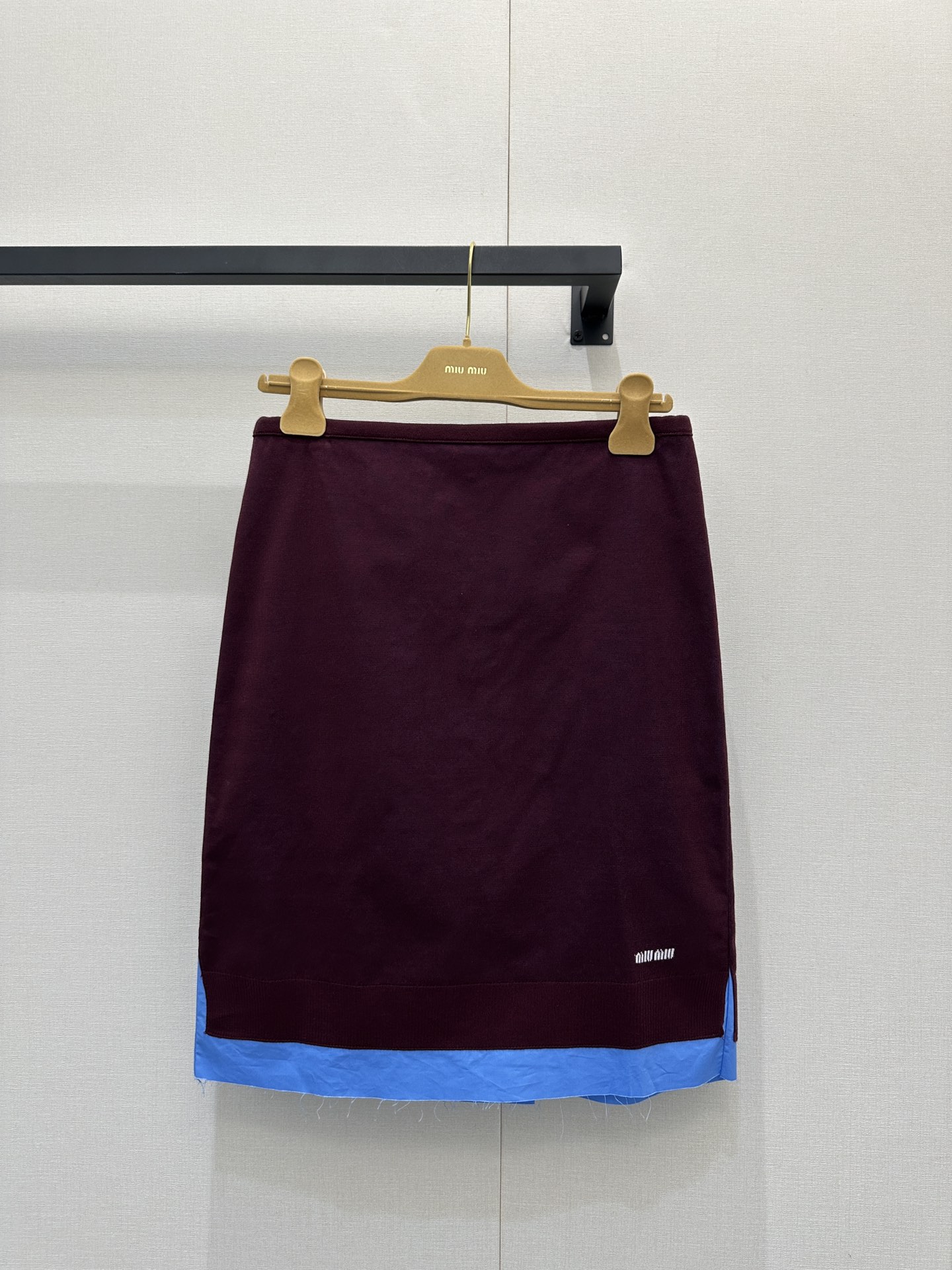 NO:579609,*25new Contrast color splicing back slit mid skirt is elegant and retro literary style can be easily matched~ The contrasting color design on the hem adds a sense of layering to the overall look!  Exclusively customized imported yb sheep wool material, the skirt is embellished with classic logo letter embroidery patterns, and the fake two-piece splicing design highlights the brand's unique layering formula. The mid-length skirt is long and does not weigh down the upper body. It is versatile and not picky. Close your eyes and wear it!  1:1 Awesome version, the latest single product in early autumn, look for the exclusive high version, SML real shots of large products, skirts, alexander wang19860909*25new撞色拼接后开叉中裙优雅复古文艺风搭配轻松驾驭～下摆撞色设计增添整体造型的层次感！ 独家定制进口yb绵羊毛材质,裙边经典徽标字母刺绣图案点缀,搭配假两件拼接设计凸显品牌独有的叠穿公式,中裙长度上身不压个子,百搭不挑人的百搭款闭眼入！1:1超赞版型,早秋最新单品 认准独家高版本 SML大货实拍,,skirts,alexander wang,Women's clothing