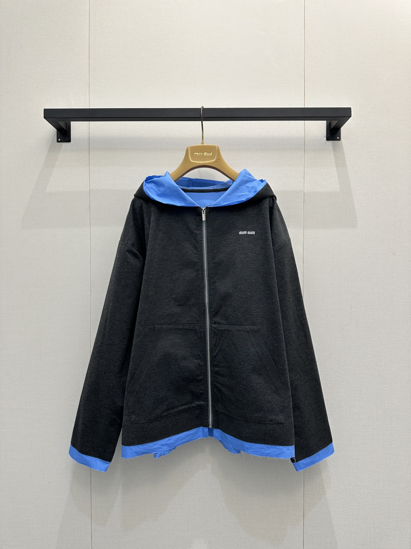 NO:586965,*25new Contrast color splicing hooded zipper jacket is elegant and retro literary style can be easily matched~ The contrasting color design on the hem adds a sense of layering to the overall look!  Exclusively customized imported yb sheep wool material, embellished with the classic logo letter embroidery pattern on the chest, paired with a fake two-piece splicing design to highlight the brand's unique layering formula. The hooded loose-fitting upper body is suitable for both men and women and is super friendly to the body shape. It is a versatile style that is not picky and can be worn with eyes closed!  1:1 Awesome version, the latest early autumn items, look for the exclusive high version, SML real shots of large products, jackets & coats, hats, alexander wang19860909*25new撞色拼接连帽拉链外套优雅复古文艺风搭配轻松驾驭～下摆撞色设计增添整体造型的层次感！ 独家定制进口yb绵羊毛材质,胸前经典徽标字母刺绣图案点缀,搭配假两件拼接设计凸显品牌独有的叠穿公式,连帽宽松版型男女同款上身对身材包容度超友好～不挑人的百搭款闭眼入！1:1超赞版型,早秋最新单品 认准独家高版本 SML大货实拍,,jackets & coats,hats,alexander wang,Women's clothing