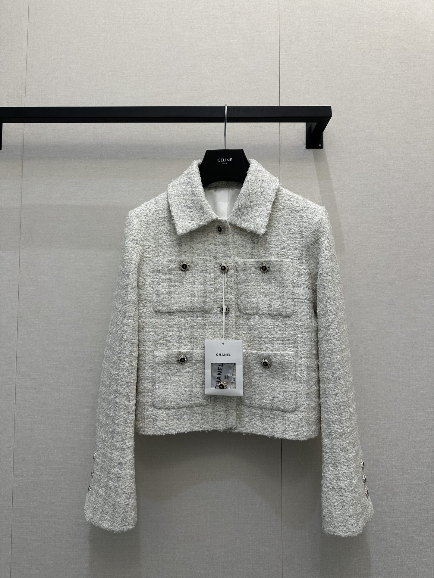 NO:579604,Chan*l 25K high-end handmade workshop series tweed multi-pocket jacket丨 Exclusively developed by yb!  High quality production!  Silk lining, selected iconic tweed fabrics, with off-white as the base interwoven with light gold and silver gray yarns, with a delicate texture and luster, soft and waxy to the touch but with a crisp outline. The raw edge design is the unique 'casual and exquisite' of the handicraft workshop, and the gentle texture will smudge with the light and shadow as you walk. Ready for sale S/M/L large quantities of real shots,,chanel,jackets & coats,jackets & coats,real silk,alexander wang19860909Chan*l 25K高级手工坊系列 粗花呢多口袋夹克外套丨 独家yb开发！高版出品！内里真丝 精选标志性粗花呢面料,以米白为基底交织浅金、银灰纱线,自带细腻的肌理光泽,触感软糯却不失挺括轮廓.毛边收边设计,是手工坊独有的“随性精致”,走动间随光影晕开温柔质感.现货发售S/M/L大货实拍,,chanel,jackets & coats,jackets & coats,real silk,alexander wang,Women's clothing