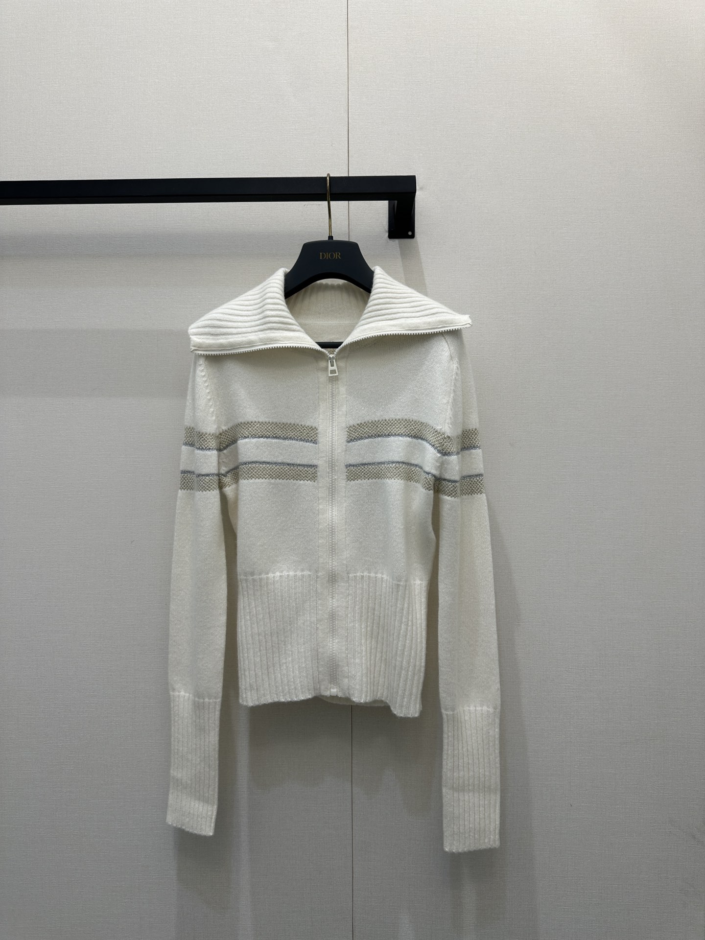 NO:586967,Dio* 25FW Ski ALPS Series Platinum Lucky Star Zipper Lapel Knitted Cardigan丨Exclusively developed by yb!  High quality production!  Selected fine cashmere blended knitted fabric, milky white background color with soft mist luster, heavily woven three-dimensional five-pointed star totem on the back, monogram logo, contrasting stripes on the front and ribbed edges, zipper lapel can be freely switched between stand-up collar / fold-down style, both retro and neat!  Ready sale S/M/L large quantity real shot, dior, loro piana, alexander wang19860909Dio* 25FW滑雪ALPS系列 白金幸运星拉链翻领针织开衫丨独家yb开发！高版出品！甄选细腻羊绒混纺针织面料,奶白底色自带柔雾光泽,后背重工织就立体五角星图腾,交织字母标识,前身撞色条纹与罗纹收边呼应,拉链翻领可自由切换立领/翻折造型,兼具复古与利落！现货发售S/M/L大货实拍,,dior,loro piana,alexander wang,Women's clothing