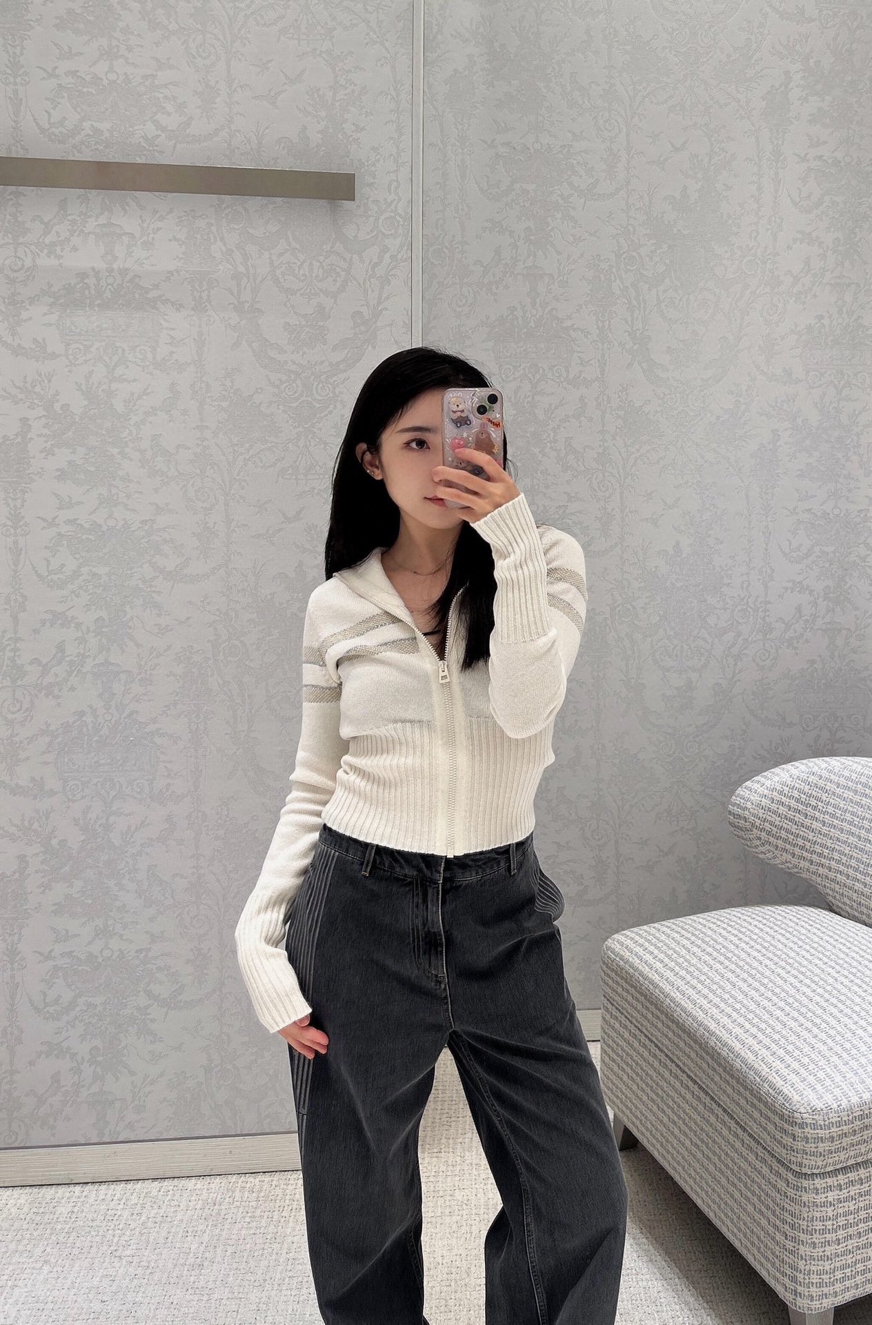 NO:579619,Dio* 25FW Ski ALPS Series Platinum Lucky Star Zipper Lapel Knitted Cardigan丨Exclusively developed by yb!  High quality production!  Selected fine cashmere blended knitted fabric, milky white background color with soft mist luster, heavily woven three-dimensional five-pointed star totem on the back, monogram logo, contrasting stripes on the front and ribbed edges, zipper lapel can be freely switched between stand-up collar / fold-down style, both retro and neat!  Available now S/M/L, dior, loro piana, alexander wang19860909Dio* 25FW滑雪ALPS系列 白金幸运星拉链翻领针织开衫丨独家yb开发！高版出品！甄选细腻羊绒混纺针织面料,奶白底色自带柔雾光泽,后背重工织就立体五角星图腾,交织字母标识,前身撞色条纹与罗纹收边呼应,拉链翻领可自由切换立领/翻折造型,兼具复古与利落！现货发售S/M/L,,dior,loro piana,alexander wang,Women's clothing