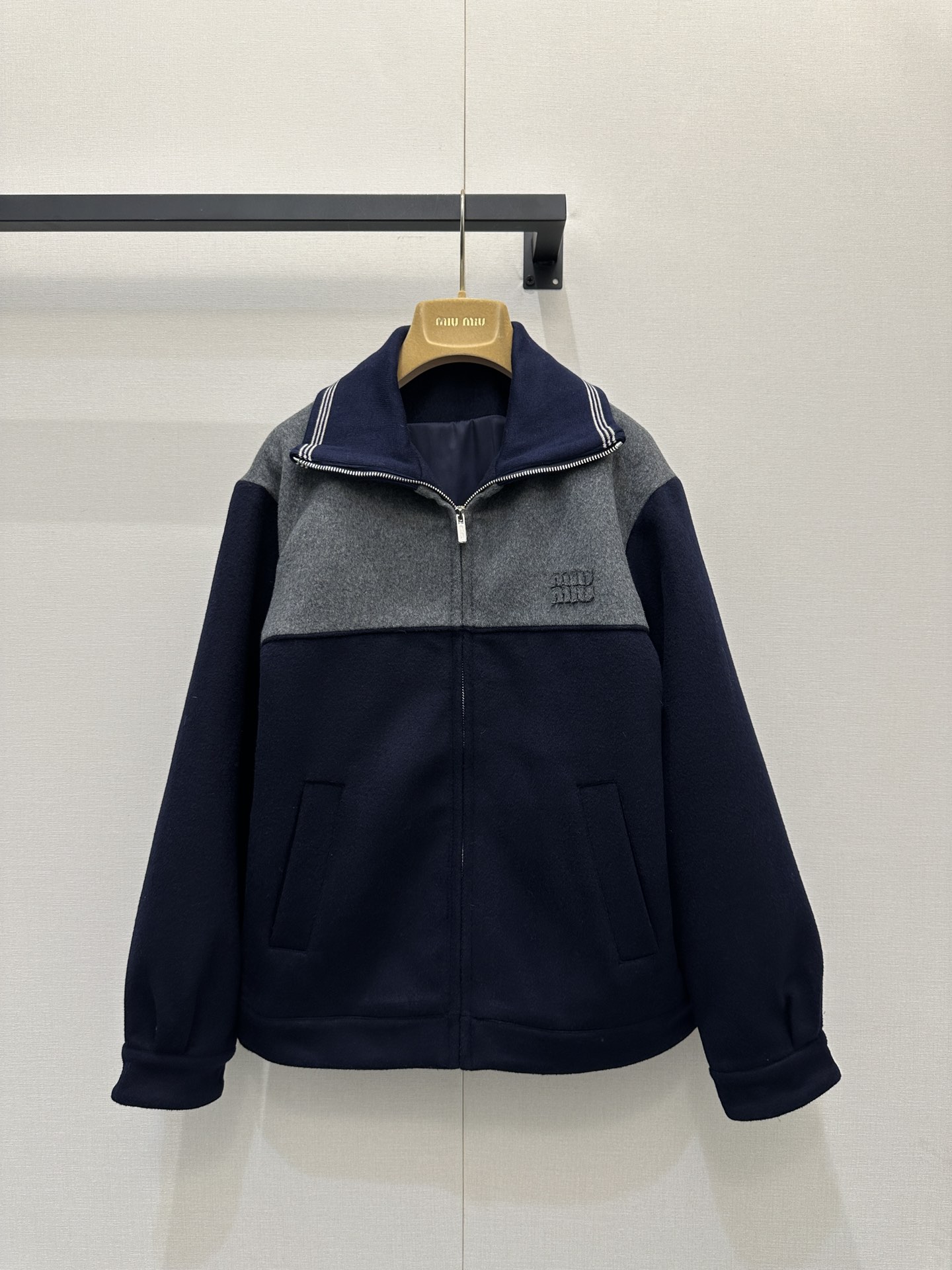 NO:579617,Jacket Miumi* new casual cashmere jacket pleated skirt Customized YB 1:1 cashmere jacket is crisp and stylish The zipper design on the chest is combined with the contrasting color splicing design to add a casual and fashionable sense of workwear The logo on the chest enriches the visual effect Paired with the same series of work shorts The brand logo and zipper pockets echo up and down to highlight the trend positioning Mesh lining is breathable and comfortable Complete upper body The best choice for daily leisure Fashionable and stylish Customized surface accessories  Look for the correct version, high version, spot SML large goods real shot,,miumiu,skirts,shorts,jackets & coats,alexander wang19860909外套 Miumi*新品休闲羊绒外套百褶半裙 定制YB 1:1羊绒外套挺括有型 胸前采用开襟拉链设计 配合撞色拼接设计 增添工装休闲时尚感 胸前徽标让视觉效果更显丰富 搭配同系列工装短裤 品牌标和拉链口袋上下呼应 彰显潮流定位 网格内衬透气舒适 成套上身 日常休闲的不二之选 时髦洋气 定制面辅料 认准版本 高版本 现货SML大货实拍,,miumiu,skirts,shorts,jackets & coats,alexander wang,Women's clothing