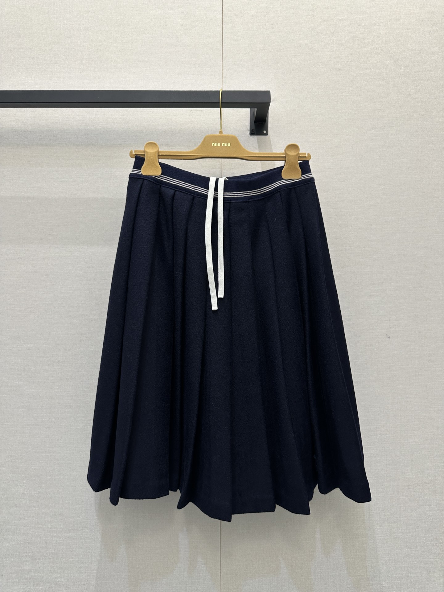 NO:590267,Skirt Miumi*'s new casual cashmere jacket pleated skirt Customized YB 1:1 cashmere jacket is crisp and stylish The zipper design on the chest is combined with the contrasting splicing design to add a casual and fashionable feel to workwear The logo on the chest enriches the visual effect Paired with the same series of work shorts The brand logo and zipper pockets echo up and down to highlight the trend positioning Mesh lining is breathable and comfortable Complete upper body The best choice for daily leisure Fashionable style Customized surface accessories  Look for the correct version, high version, spot SML large goods real shot,,miumiu,skirts,shorts,jackets & coats,alexander wang19860909半裙 Miumi*新品休闲羊绒外套百褶半裙 定制YB 1:1羊绒外套挺括有型 胸前采用开襟拉链设计 配合撞色拼接设计 增添工装休闲时尚感 胸前徽标让视觉效果更显丰富 搭配同系列工装短裤 品牌标和拉链口袋上下呼应 彰显潮流定位 网格内衬透气舒适 成套上身 日常休闲的不二之选 时髦洋气 定制面辅料 认准版本 高版本 现货SML大货实拍,,miumiu,skirts,shorts,jackets & coats,alexander wang,Women's clothing