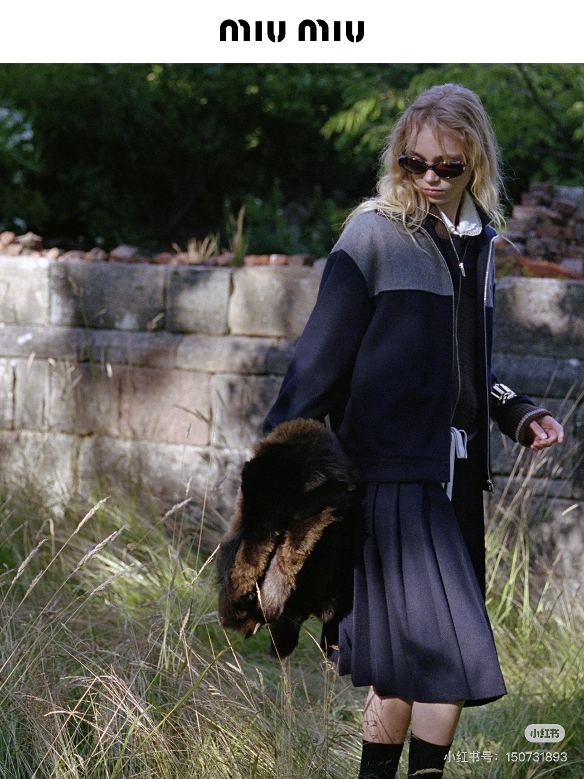 NO:590270,Jacket skirt Miumi* new casual cashmere jacket pleated skirt Customized YB 1:1 cashmere jacket is crisp and stylish. Zipper design on the chest. Contrast color splicing design adds a casual and fashionable feel to work clothes. Logo on the chest enriches the visual effect. Pairs with the same series of work shorts. The brand logo and zipper pockets echo up and down to highlight the trend positioning. Mesh lining is breathable and comfortable. Complete upper body. The best choice for daily leisure. Fashionable and stylish. Customized surface accessories.  Look for the correct version, high version, spot SML,,miumiu,skirts,shorts,jackets & coats,alexander wang19860909外套半裙 Miumi*新品休闲羊绒外套百褶半裙 定制YB 1:1羊绒外套挺括有型 胸前采用开襟拉链设计 配合撞色拼接设计 增添工装休闲时尚感 胸前徽标让视觉效果更显丰富 搭配同系列工装短裤 品牌标和拉链口袋上下呼应 彰显潮流定位 网格内衬透气舒适 成套上身 日常休闲的不二之选 时髦洋气 定制面辅料 认准版本 高版本 现货SML,,miumiu,skirts,shorts,jackets & coats,alexander wang,Women's clothing