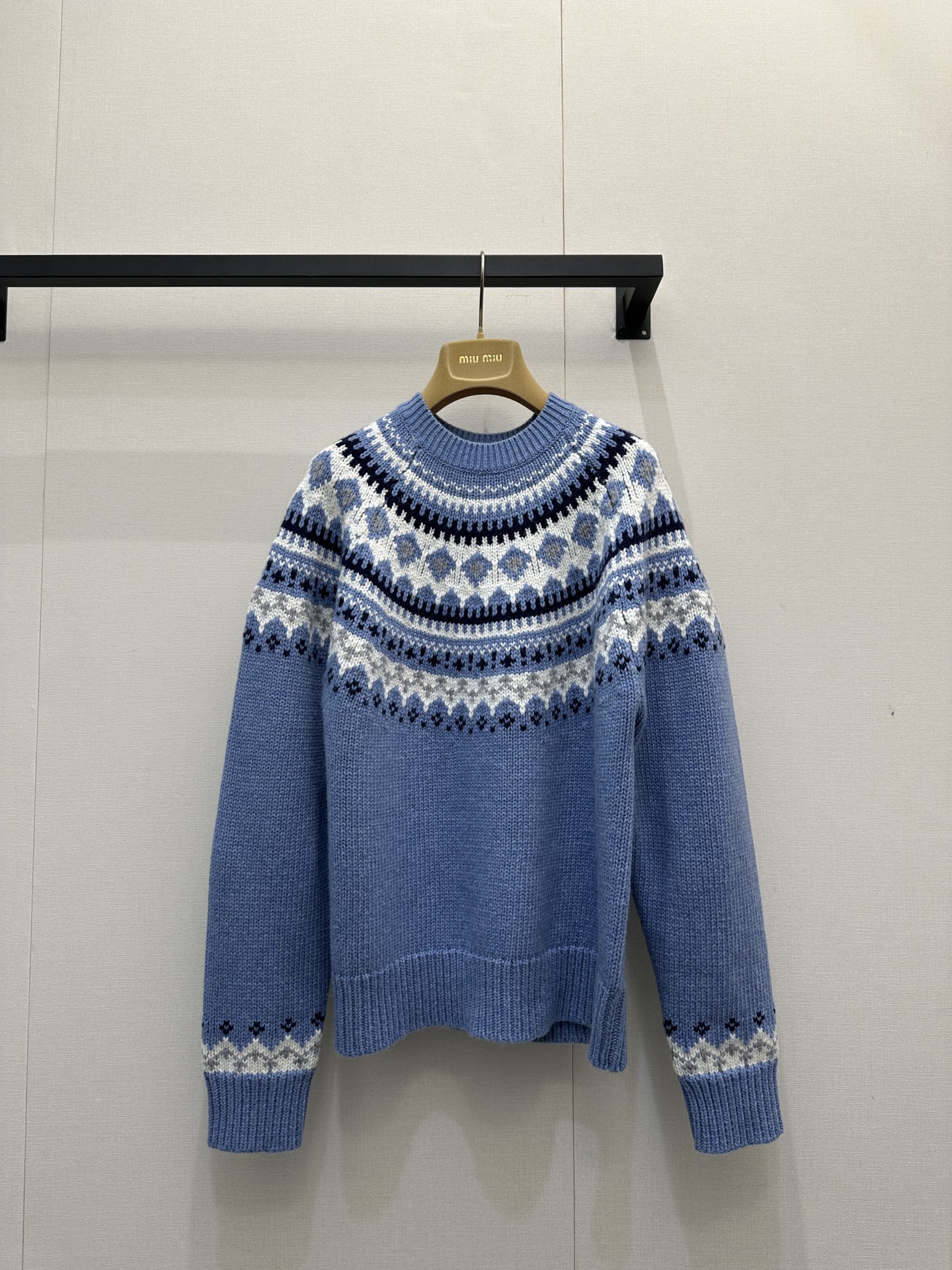 NO:587730,Miu25 Winter Love Song Scottish Pattern Sweater is a Fair Isle sweater with its own autumn and winter atmosphere. The upper body of the imported custom yarn is soft and comfortable, making it a perfect ootd look for college sweet girls!  Exclusively customized imported yb sheep wool material, imported Swiss woven contrast stripe technology, it takes time and materials to make a batch of shipments, it is excellent when worn alone or layered. The classic logo letter embroidery on the chest highlights the brand's unique charm and positioning ~ a fashionable must-have item!  1:1 Awesome version, the latest single product in early autumn, look for the exclusive high version SML real shots of large products,,miumiu,sweaters,alexander wang19860909Miu25冬季恋歌苏格兰花纹毛衣自带秋冬氛围感的费尔岛毛衣,进口定制纱线上身软糯舒适,学院甜妹穿搭ootd完美演绎！ 独家定制进口yb绵羊毛材质,进口瑞士机织撞色条纹工艺,做一批出货费时费料,单穿叠搭都超绝,胸前经典徽标字母刺绣点缀,突显品牌独有的魅力定位～时髦精必入单品！1:1超赞版型,早秋最新单品,认准独家高版本 SML大货实拍,,miumiu,sweaters,alexander wang,Women's clothing