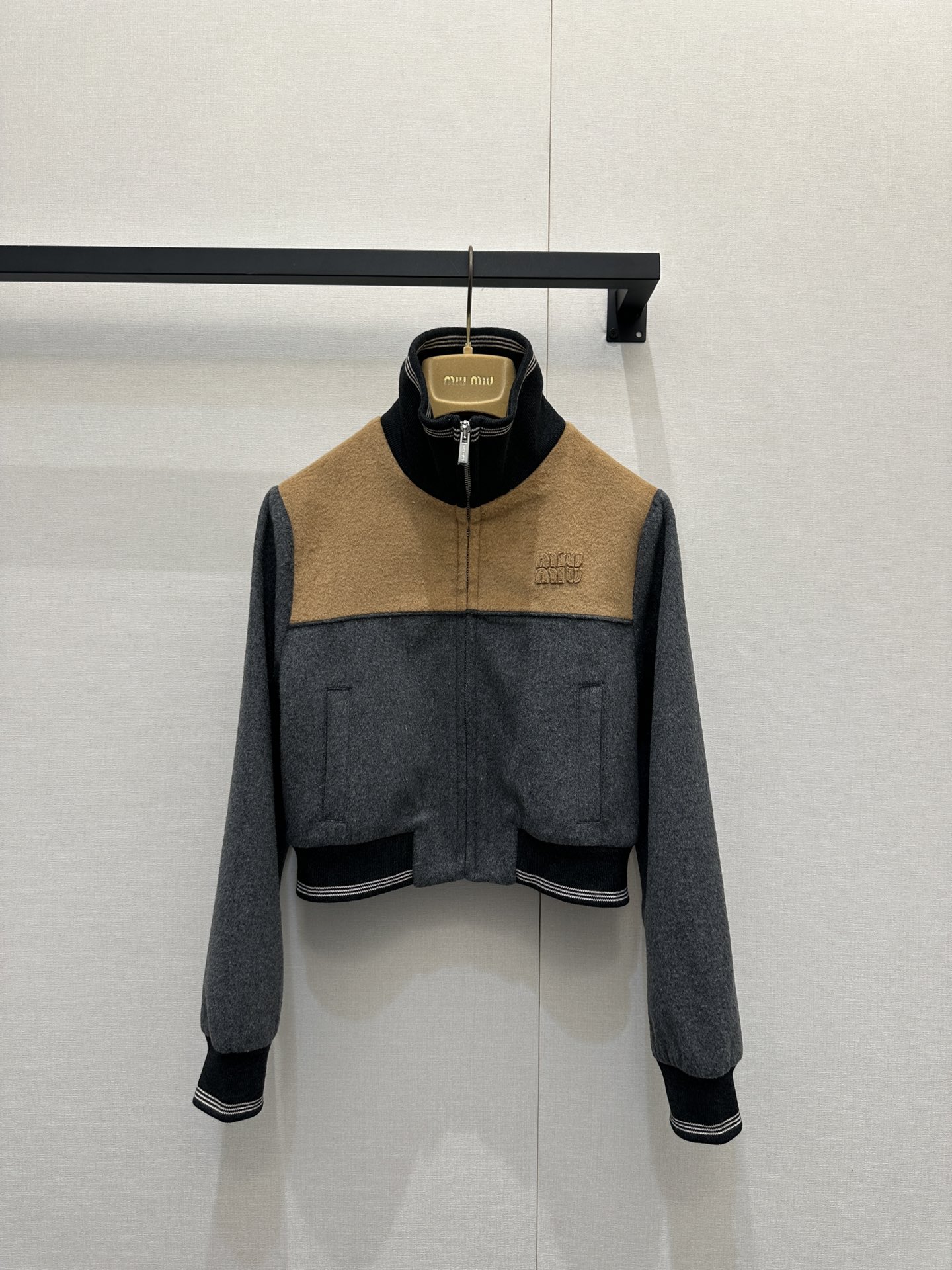 NO:590273,Miumi*2025 new casual cashmere short jacket. Customized YB 1:1 cashmere jacket is crisp and stylish. The zipper design on the chest is combined with the contrasting splicing design to add a casual and fashionable feel to work clothes. The logo on the chest makes the visual effect richer. Paired with the same series of work shorts. The brand logo and zipper pocket echo up and down to highlight the trend positioning. Mesh lining is breathable and comfortable. Complete upper body. The best choice for daily leisure. Fashionable and stylish. Customized surface accessories.  Look for the correct version, high version, spot SML large goods real shot,,miumiu,shorts,jackets & coats,alexander wang19860909Miumi*2025新品休闲羊绒短款外套 定制YB 1:1羊绒外套挺括有型 胸前采用开襟拉链设计 配合撞色拼接设计 增添工装休闲时尚感 胸前徽标让视觉效果更显丰富 搭配同系列工装短裤 品牌标和拉链口袋上下呼应 彰显潮流定位 网格内衬透气舒适 成套上身 日常休闲的不二之选 时髦洋气 定制面辅料 认准版本 高版本 现货SML大货实拍,,miumiu,shorts,jackets & coats,alexander wang,Women's clothing