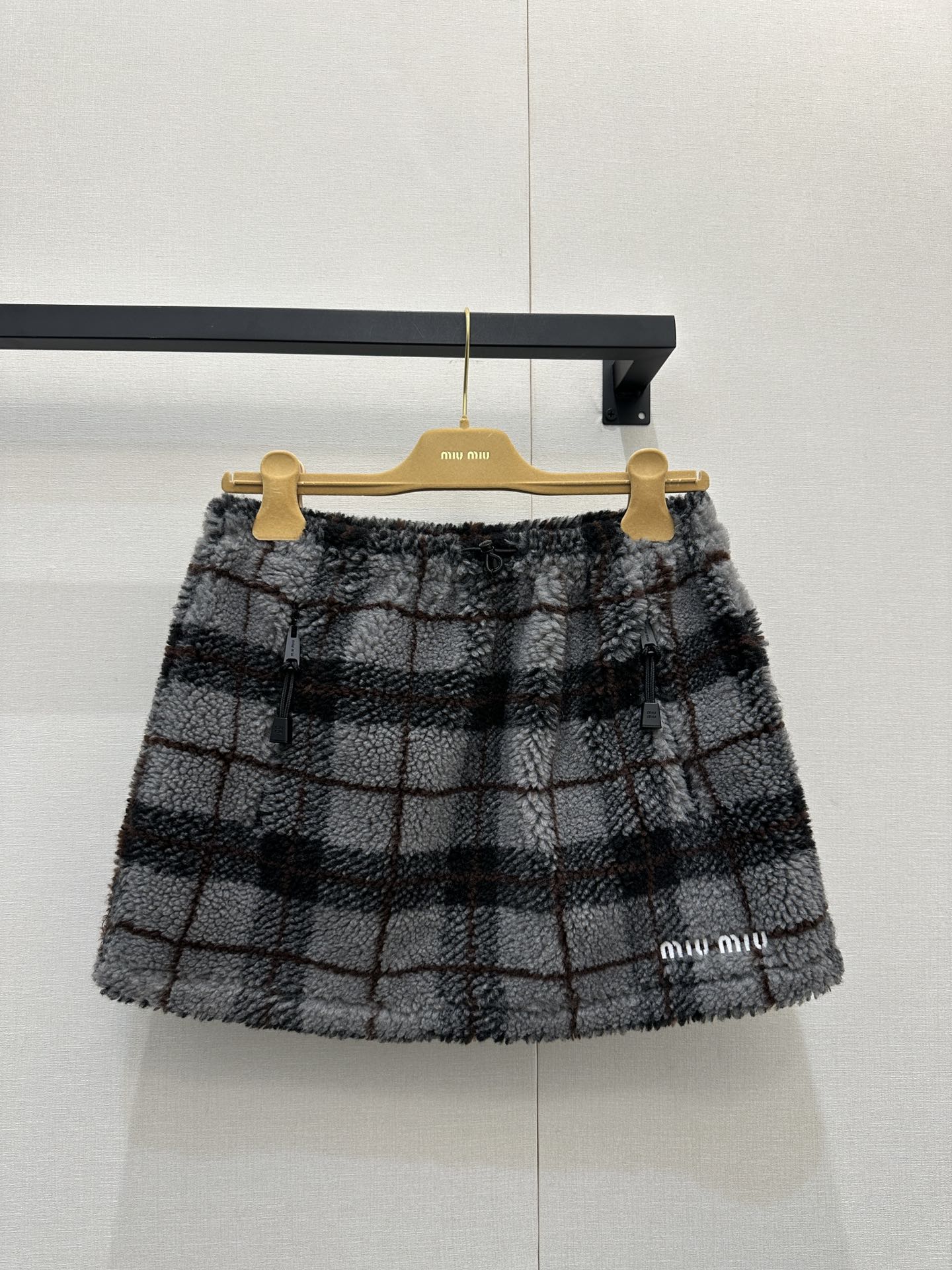NO:589178,(Skirt) (Real wool lambskin. Real wool lambskin. Real wool lambswool, non-market ordinary chemical fiber lambswool) MiuMi* 25Fw new autumn and winter college style polar fleece plaid skirt丨original development!  High quality production!  High-density wool fleece fabric has a cloud-like fluffy softness, brown and gray tones retro plaid, and a British college atmosphere. The stand-up collar + zipper design is both warm and neat. The drawstring adjustment on the cuffs and hem can be loose or tight to fit different body shapes. It is an 'atmosphere artifact' that can not only cover the temperature in autumn and winter, but also support the look. Ready for sale S/M/L large quantities of real shots, miumiu, skirts, alexander wang19860909（半裙）（真羊毛羊羔绒.真羊毛羊羔绒.真羊毛羊羔绒 非市场普通化纤羊羔毛） MiuMi* 25Fw秋冬新款 学院风摇粒绒格纹半裙丨原版开发！高版出品！高密度羊毛粒绒面料,自带云朵般的蓬松柔软感,棕灰调复古格纹,自带英伦学院氛围,立领+拉链设计兼顾保暖与利落,袖口、下摆的抽绳调节,可松可紧适配不同身形；是秋冬里既能裹住温度,又能撑足造型的「氛围神器」.现货发售S/M/L大货实拍,,miumiu,skirts,alexander wang,Women's clothing