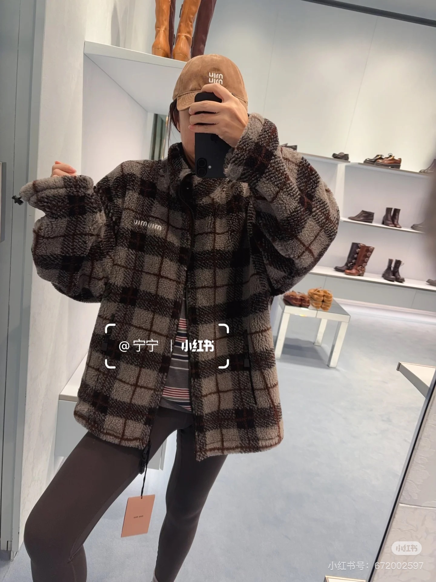 NO:589204,(Real wool lambswool. Real wool lambswool. Real wool lambswool. Non-common chemical fiber lambswool in the market) MiuMi* 25Fw new autumn and winter college style polar fleece plaid jacket丨Original development!  High quality production!  High-density wool fleece fabric has a fluffy and soft feel like clouds, a brown-gray retro check pattern, and a British college atmosphere. The stand-up collar + zipper design is both warm and neat. The drawstrings on the cuffs and hem can be adjusted loose or tight to fit different body shapes. It is an 'atmosphere artifact' that can not only cover the temperature in autumn and winter, but also support the look. Ready for sale S/M/L,, miumiu, jackets & coats, alexander wang19860909（真羊毛羊羔绒.真羊毛羊羔绒.真羊毛羊羔绒 非市场普通化纤羊羔毛） MiuMi* 25Fw秋冬新款 学院风摇粒绒格纹外套丨原版开发！高版出品！高密度羊毛粒绒面料,自带云朵般的蓬松柔软感,棕灰调复古格纹,自带英伦学院氛围,立领+拉链设计兼顾保暖与利落,袖口、下摆的抽绳调节,可松可紧适配不同身形；是秋冬里既能裹住温度,又能撑足造型的「氛围神器」.现货发售S/M/L,,miumiu,jackets & coats,alexander wang,Women's clothing