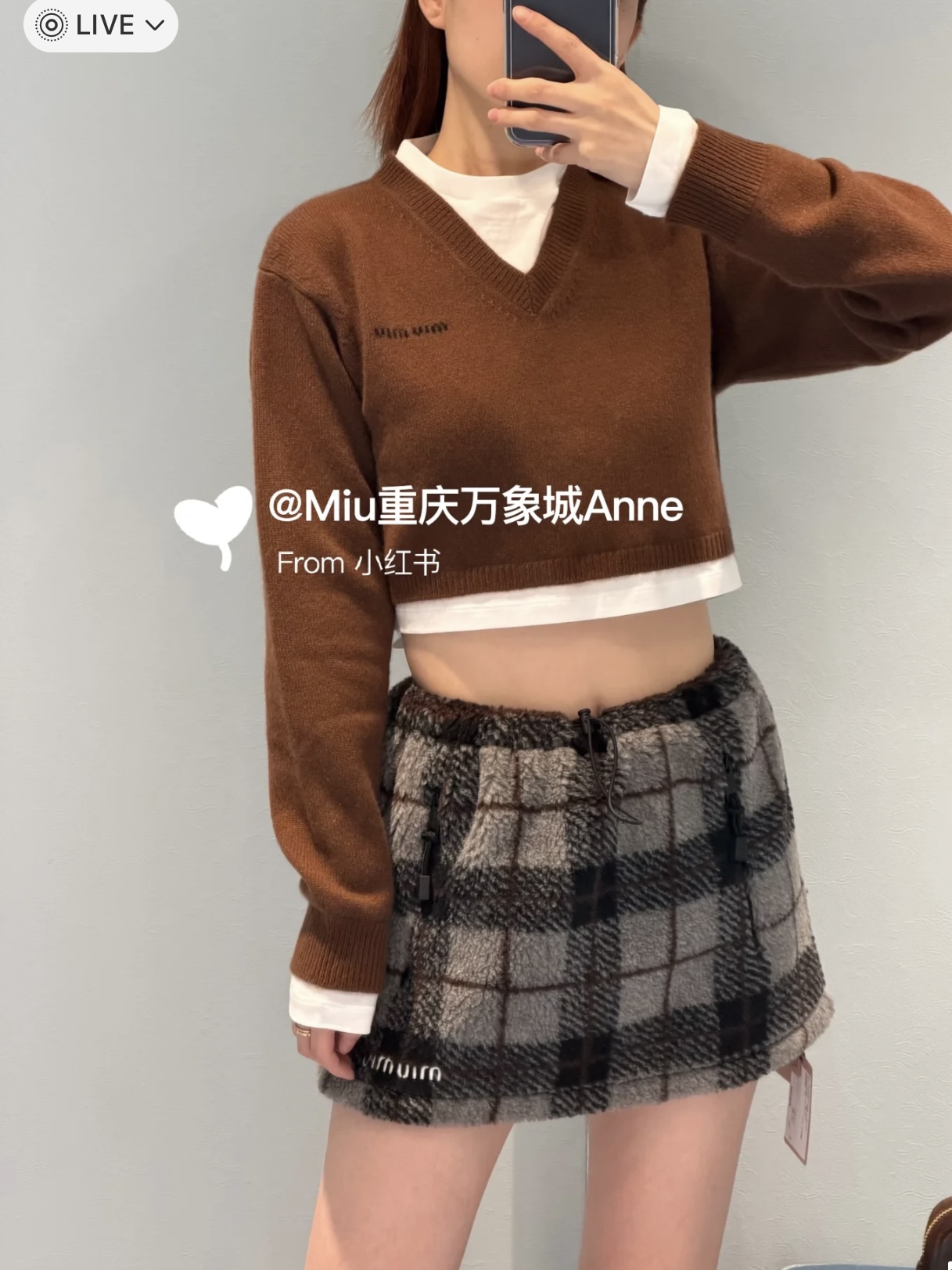 NO:589186,(Skirt) (Real wool lambskin. Real wool lambskin. Real wool lambswool, non-market ordinary chemical fiber lambswool) MiuMi* 25Fw new autumn and winter college style polar fleece plaid skirt丨original development!  High quality production!  High-density wool fleece fabric has a fluffy and soft feel like clouds, a brown-gray retro check pattern, and a British college atmosphere. The stand-up collar + zipper design is both warm and neat. The drawstrings on the cuffs and hem can be adjusted loose or tight to fit different body shapes. It is an 'atmosphere artifact' that can not only cover the temperature in autumn and winter, but also support the look. Ready for sale S/M/L,, miumiu, skirts, alexander wang19860909（半裙）（真羊毛羊羔绒.真羊毛羊羔绒.真羊毛羊羔绒 非市场普通化纤羊羔毛） MiuMi* 25Fw秋冬新款 学院风摇粒绒格纹半裙丨原版开发！高版出品！高密度羊毛粒绒面料,自带云朵般的蓬松柔软感,棕灰调复古格纹,自带英伦学院氛围,立领+拉链设计兼顾保暖与利落,袖口、下摆的抽绳调节,可松可紧适配不同身形；是秋冬里既能裹住温度,又能撑足造型的「氛围神器」.现货发售S/M/L,,miumiu,skirts,alexander wang,Women's clothing