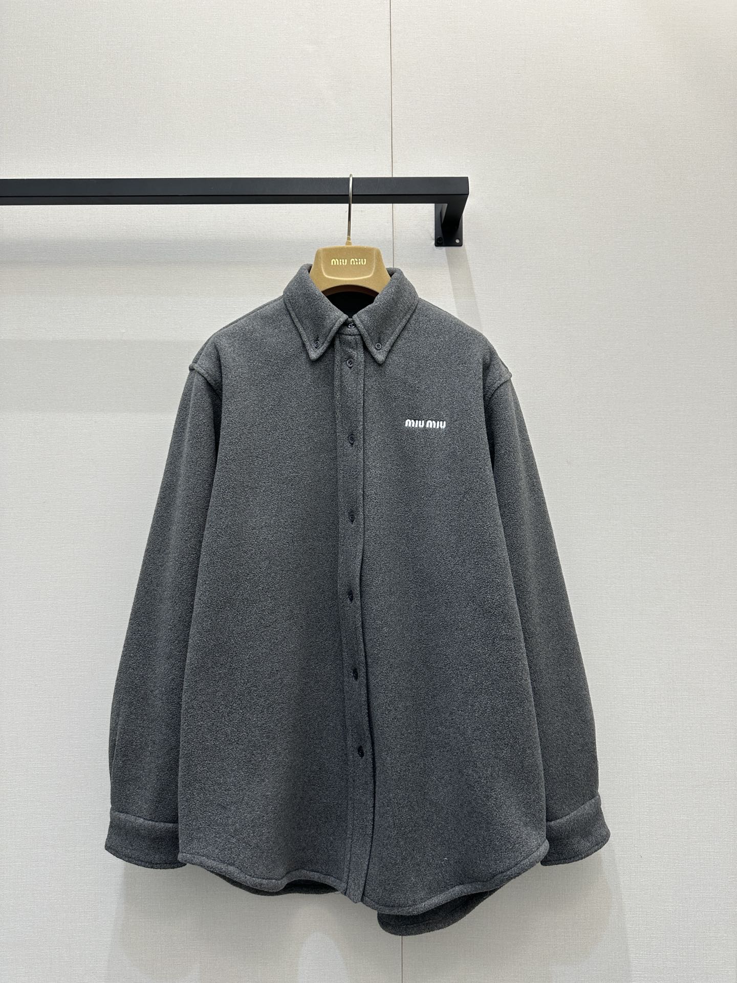 NO:589163,*25 logo embroidered polar fleece shirt jacket is another popular series that looks good on anyone who wears it. There is no pressure to wear in college to reduce age. The version is slightly slim and looks stylish when worn casually!  Exclusively customized imported yb sheep wool material, which has a delicate and comfortable feel. The shirt and jacket styles are perfect with various outfits!  Classic letter logo embroidery pattern, matched hardware accessories are of great quality!  Effortlessly combine warmth and fashion!  Fashionable must-have items with 1:1 awesome styles. The latest items for early autumn. Look for my version. SML has real products. Jackets & coats, shirts, alexander wang19860909*25徽标刺绣摇粒绒衬衫外套又是一款王炸款谁穿谁好看系列,学院减龄穿搭无压力,版型微修身 随手一搭都很有范！独家定制进口yb绵羊毛材质,手感细腻舒适,衬衫外套款式搭配各种穿搭都很绝！经典字母徽标刺绣图案,对版五金配件质感超好！保暖与时髦轻松兼顾！时髦精必入单品1:1超赞版型 早秋最新单品 认准我家版本SML大货实拍,,jackets & coats,shirts,alexander wang,Women's clothing