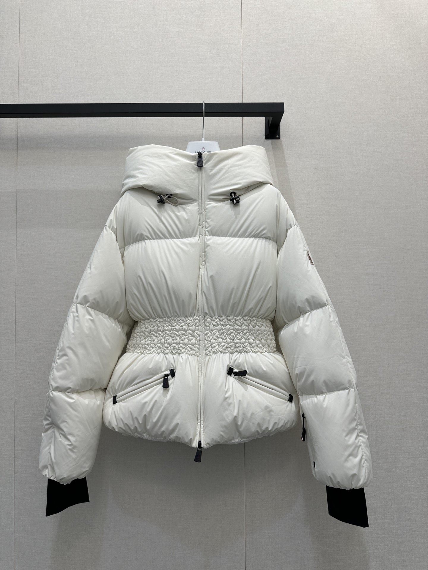 NO:590255,Comes with dust bag Moncl*r 25FW new autumn and winter ANGLIN short ski series down jacket丨original development!  High quality production!  The exclusive windproof and waterproof technical fabric can handle the wet and cold environment of the ski resort with ease. It is filled with high-fill goose down and has a blocking embellishment on the waist to highlight the sense of layering.  The short version can still achieve the effect of 'lightweight but temperature locking'. The stand-up collar and hood design can be flexibly adjusted to protect the core warmth zone of the neck; the elastic cuffs and hidden glove design of the cuffs firmly lock in the heat and facilitate skiing movements; the functional pockets on the body are both beautiful and practical, playing a dual variation of style and practicality. Ready for sale S/M/L large quantities of real shots,, down jacket, gloves, hats, alexander wang19860909配防尘袋Moncl*r 25FW 秋冬新款 ANGLIN短款滑雪系列羽绒服丨原版开发！高版出品！ 专属的防风防水科技面料,应对雪场的湿冷环境游刃有余,填充高蓬松度鹅绒,腰部做打拦点缀 凸显层次感 在短款版型下仍能实现“轻量却锁温”的效果,立领连帽设计可灵活调节,护住颈部核心保暖区；袖口的弹性收口与隐藏式手套设计,牢牢锁住热量,同时方便滑雪动作；衣身的功能性口袋兼具美观与实用,奏响一场风格与实用的双重变奏.现货发售S/M/L大货实拍,,down jacket,gloves,hats,alexander wang,Women's clothing